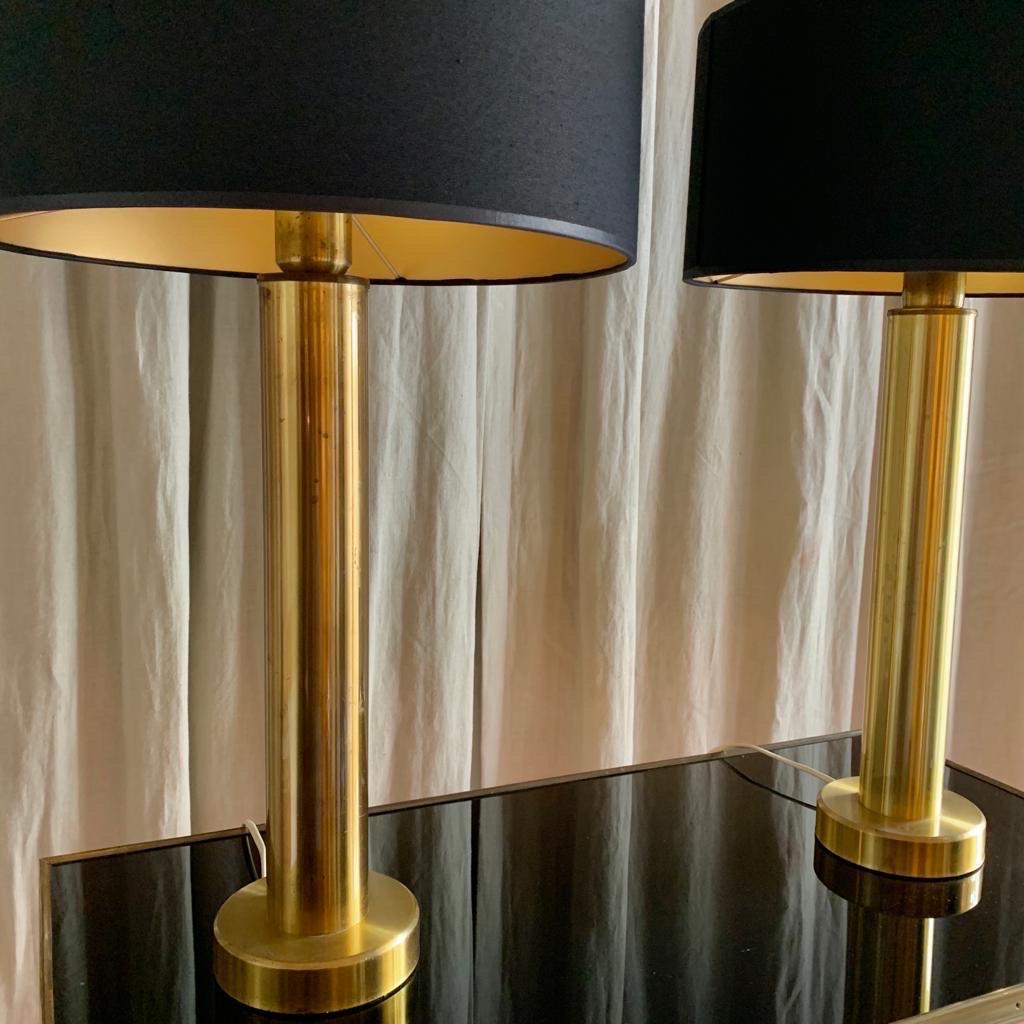 Une paire de lampes de table, en forme de colonne en laiton plein, design suédois des années 1970,