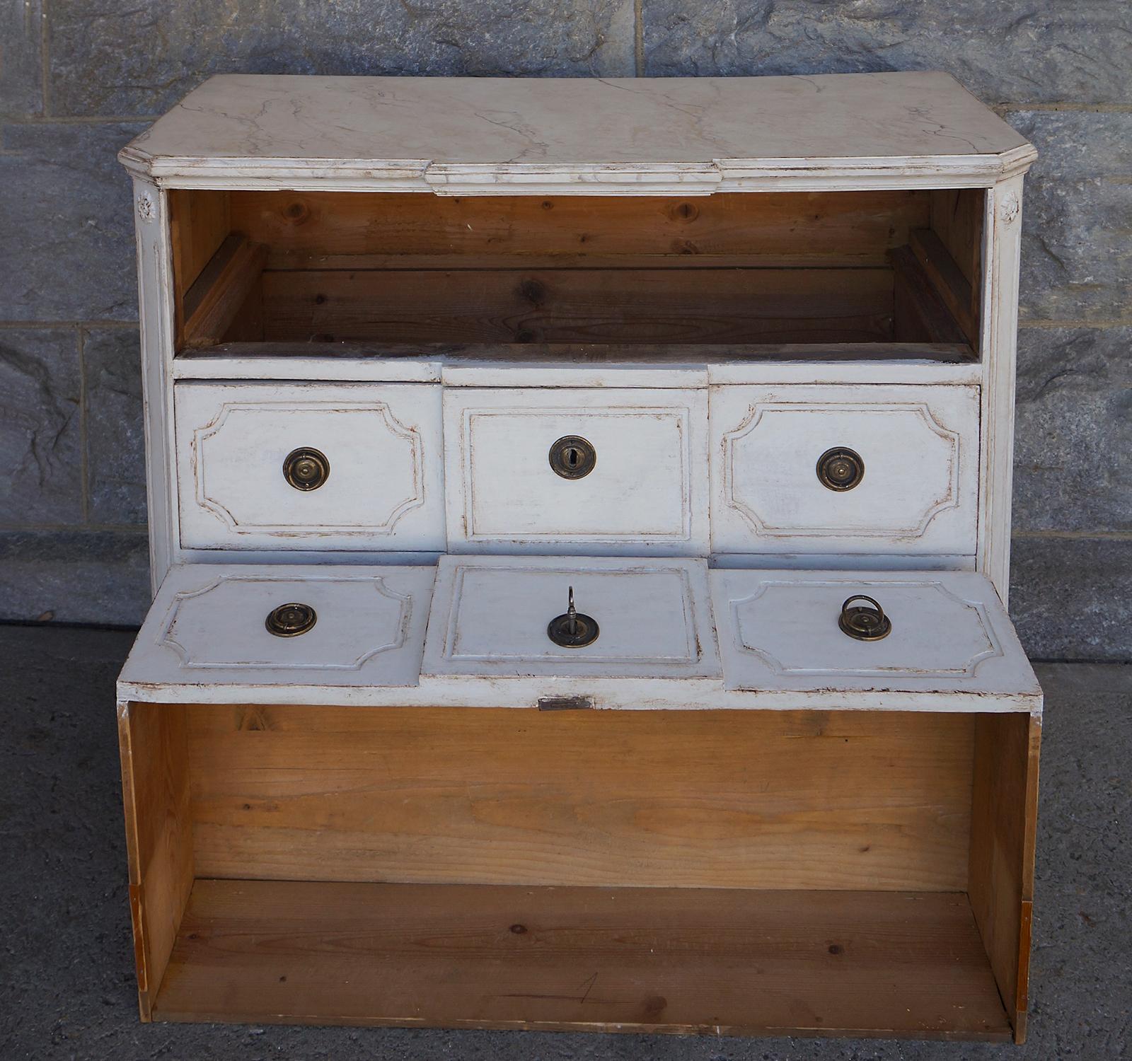 Pair of Swedish Breakfront Chests of Drawers In Good Condition In Great Barrington, MA