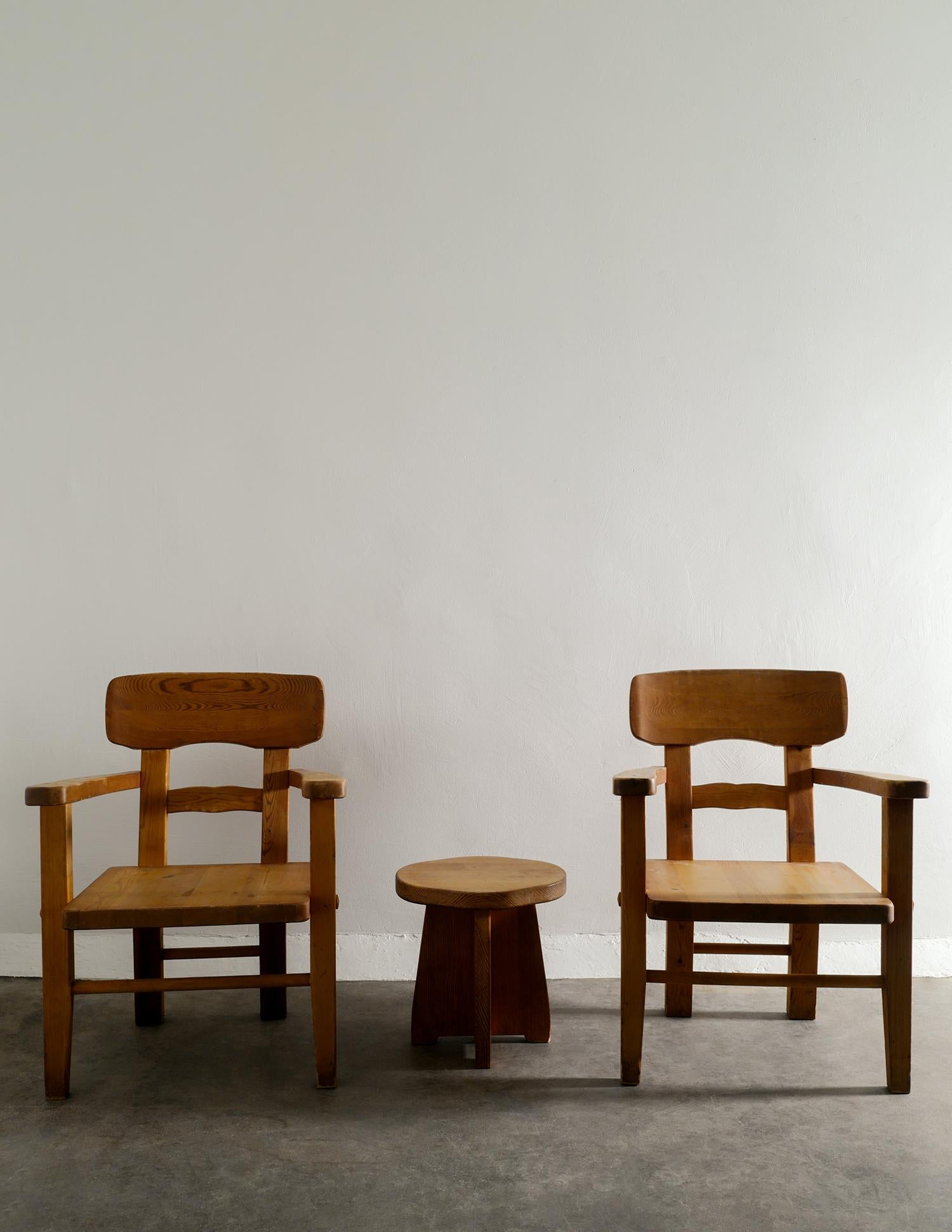 Scandinavian Modern Pair of Swedish Brutalist Armchairs in Stained Pine Produced by Vemdalia, 1970s For Sale