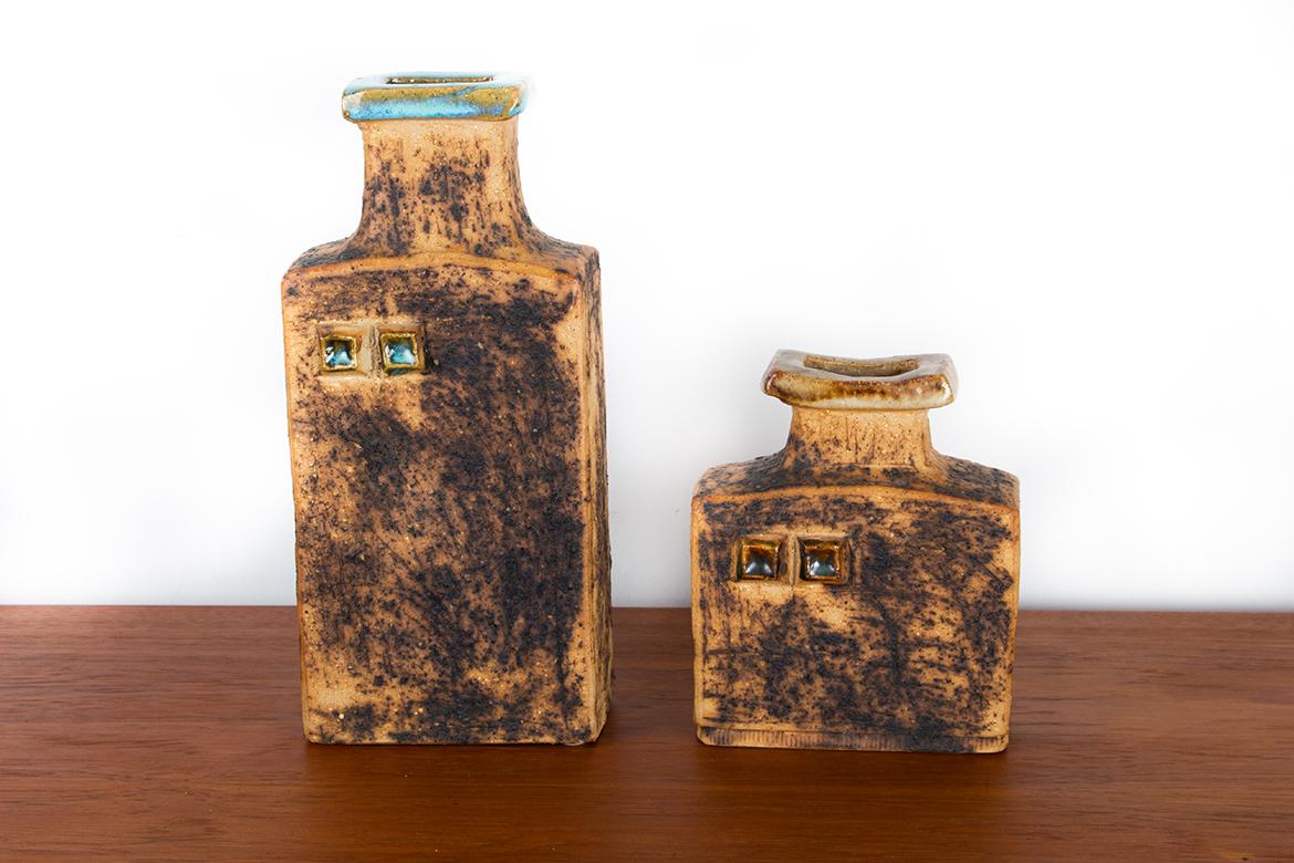 Coppia di vasi scandinavi con decorazioni blu. Curt Magnus Addin (1931-2007) è stato un ceramista svedese noto per le sue opere moderniste in gres, realizzate nel suo studio di Glumslöv tra gli anni '60 e gli anni '80. Il suo stile si distingue per