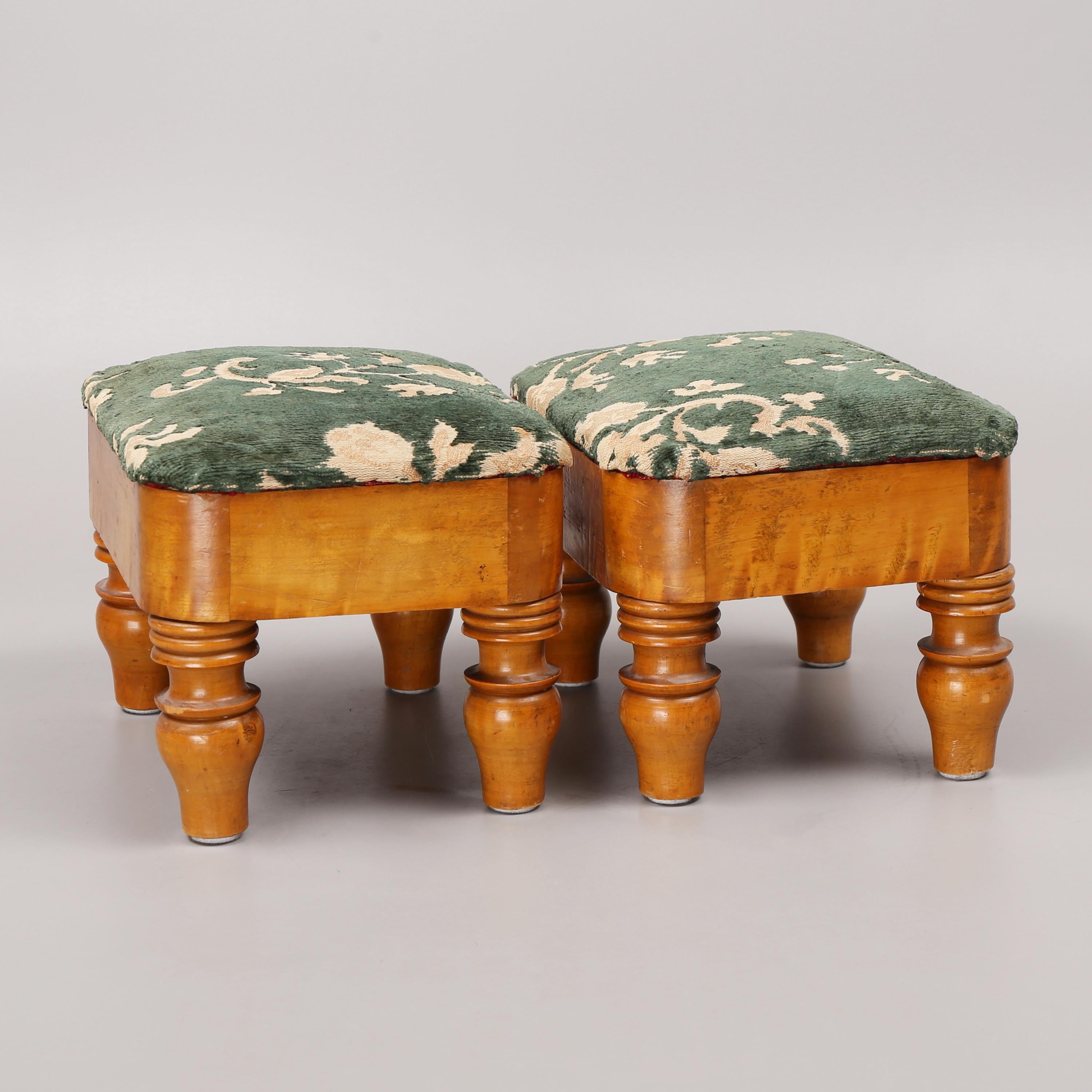 Pair of Swedish Cabinetmaker Footstools in Birch and Green Velvet Upholstery In Good Condition For Sale In Odense, DK