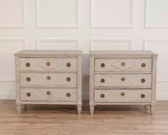 Pareja de cómodas suecas de pino tallado, principios del siglo XX