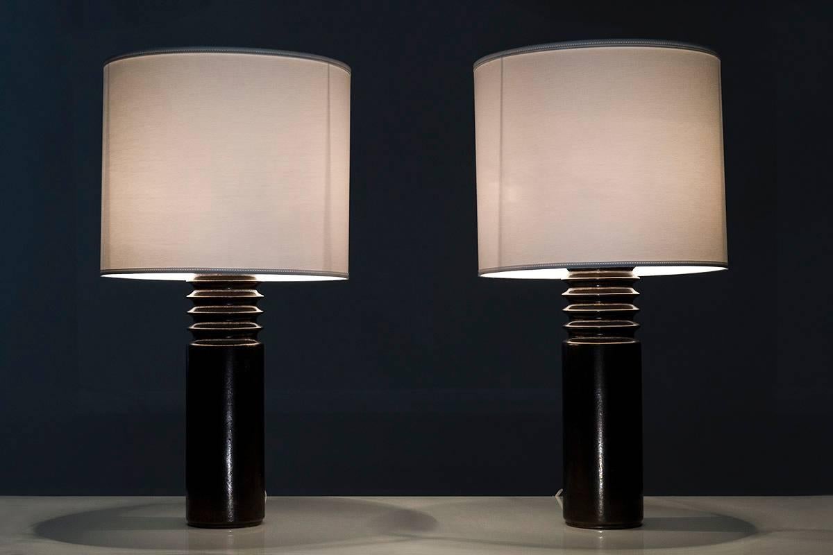 Ein Paar bronzefarbene Keramik-Tischlampen von Luxus, Schweden. 
Die Form der Lampen in Kombination mit der bronzenen Oberfläche verleiht den Lampen einen rauen, brutalistischen Touch, der typisch für ihre Zeit ist.
Zustand: Sehr gut
Bitte beachten
