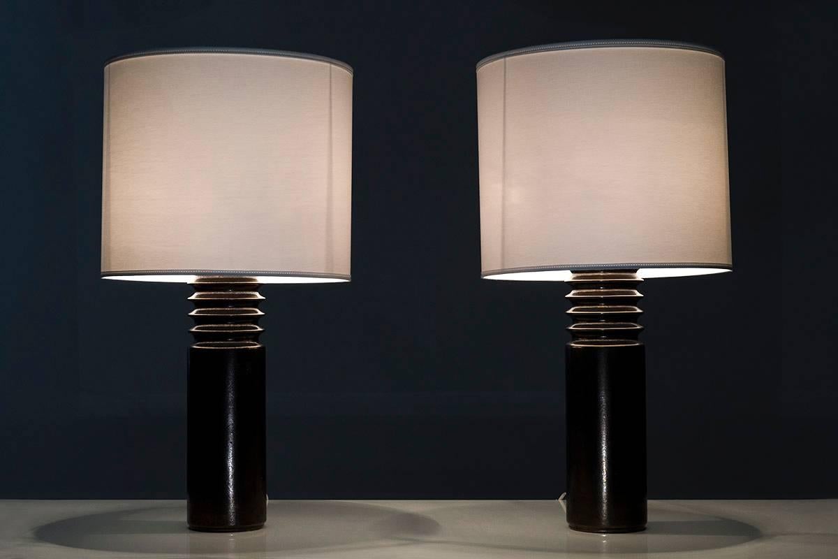 Coppia di lampade da tavolo in ceramica color bronzo di Luxus, Svezia. 
La forma delle lampade, combinata con la superficie in bronzo, conferisce alle lampade un tocco grezzo e brutalista, tipico dell'epoca.
Condizioni: Molto buono
Si prega di