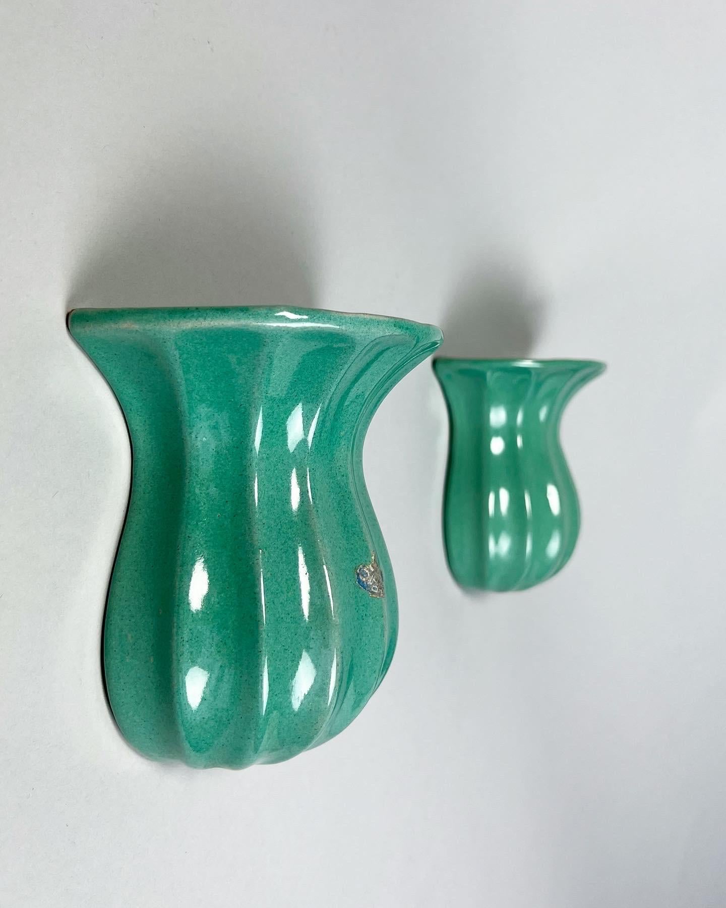 Paire de vases muraux produits par Upsala Ekeby en Suède à la fin des années 1940 et au début des années 1950 pour la marque Örjan ceramics, qui était vendue dans un grand magasin suédois. 

Fabriqué à la main en faïence, émaillé dans des teintes