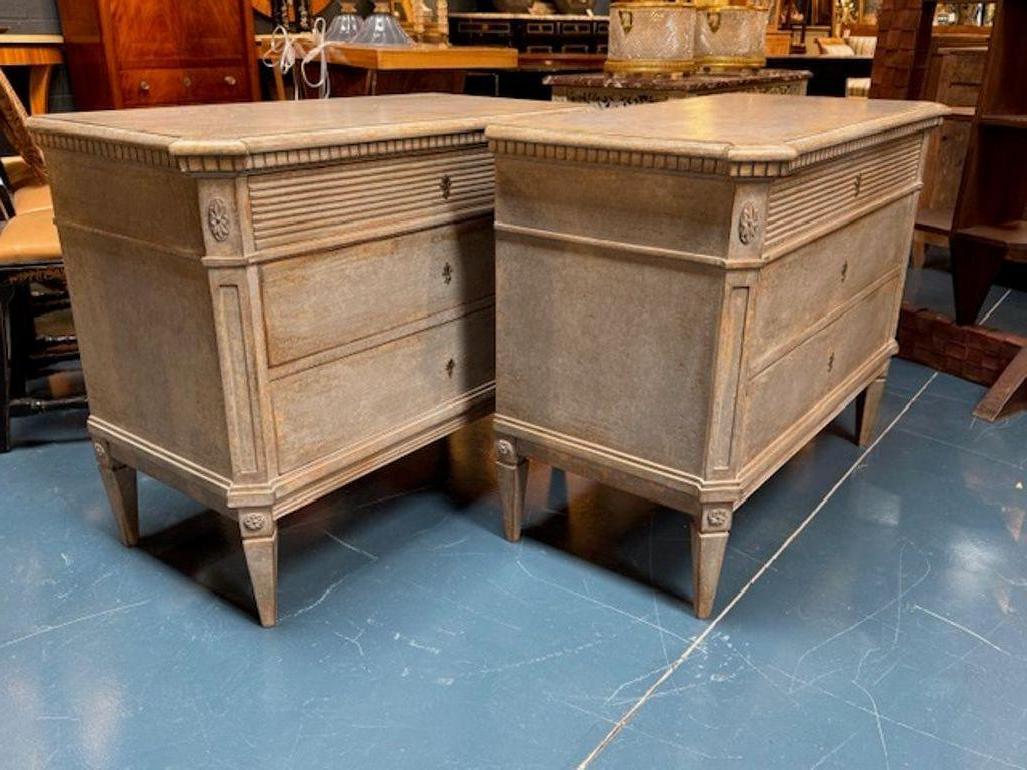 Coppia di cassapanche svedesi gustaviane dipinte a mano in grigio. Una coppia di cassapanche svedesi si riferisce solitamente a commodes dipinte in stile gustaviano o neoclassico del XVIII o XIX secolo, spesso rifinite in grigi o bianchi tenui con