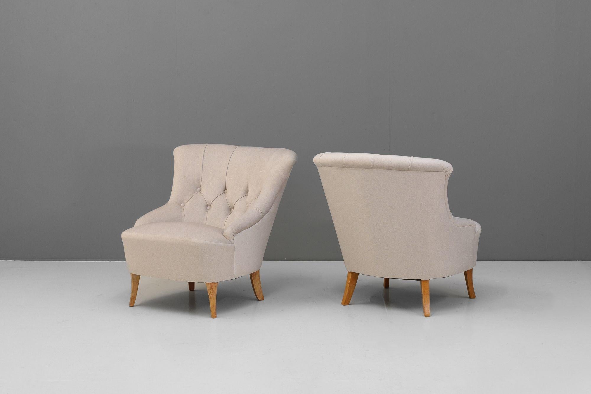Coppia di sedie da cocktail svedesi degli anni '50 con gambe in faggio e rivestimento recente in velluto grigio perlato.
H. H. x L. 74 cm. x P. 81 cm.