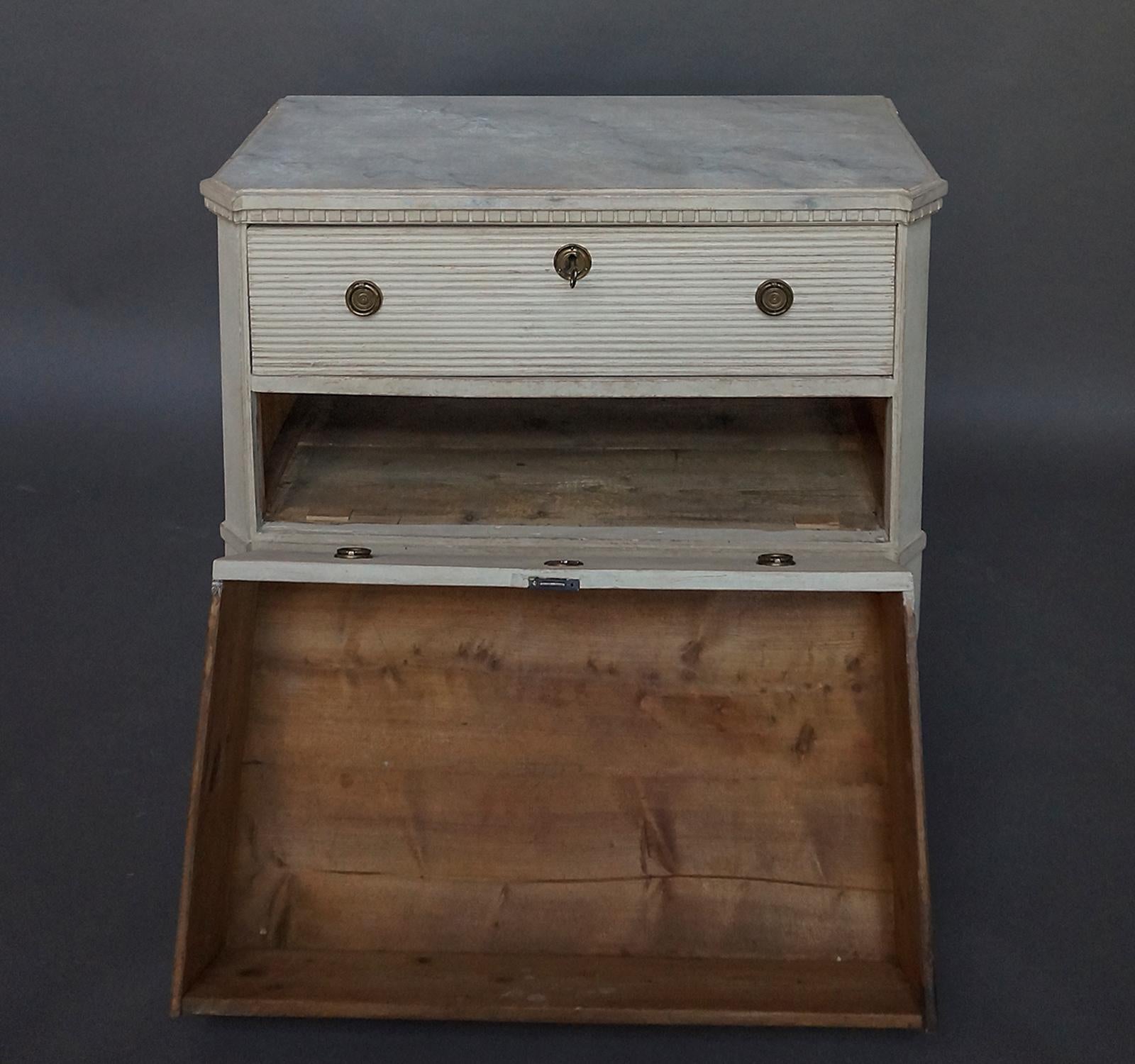 Pair of Swedish Commodes in the Gustavian Style im Zustand „Gut“ in Great Barrington, MA