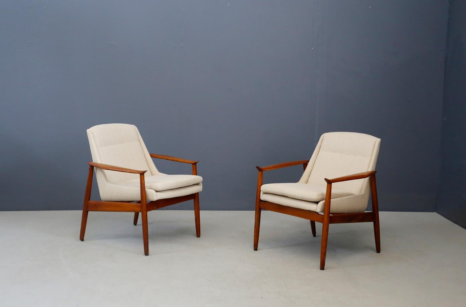 Beautiful pair of wooden Swedish armchairs from 1950.
The Swedish armchairs have a durable wooden frame, the back and seat have been restored, then reupholstered with fine Italian cotton in beige color.
This beautiful pair of Swedish armchairs is