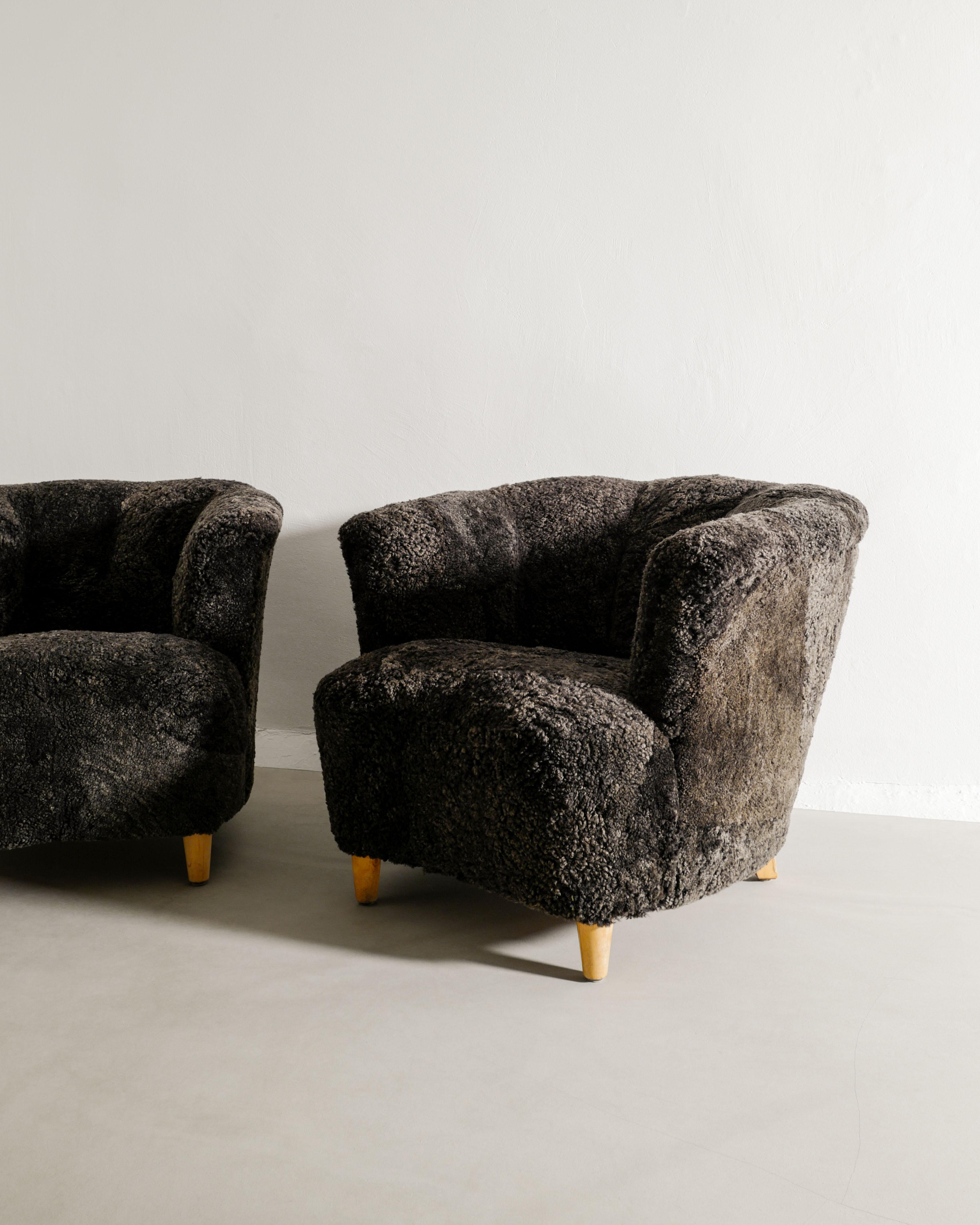 Scandinavian Modern Pair of Swedish Curved Arm Easy Chairs in Charcoal Sheepskin Produced, 1940s For Sale