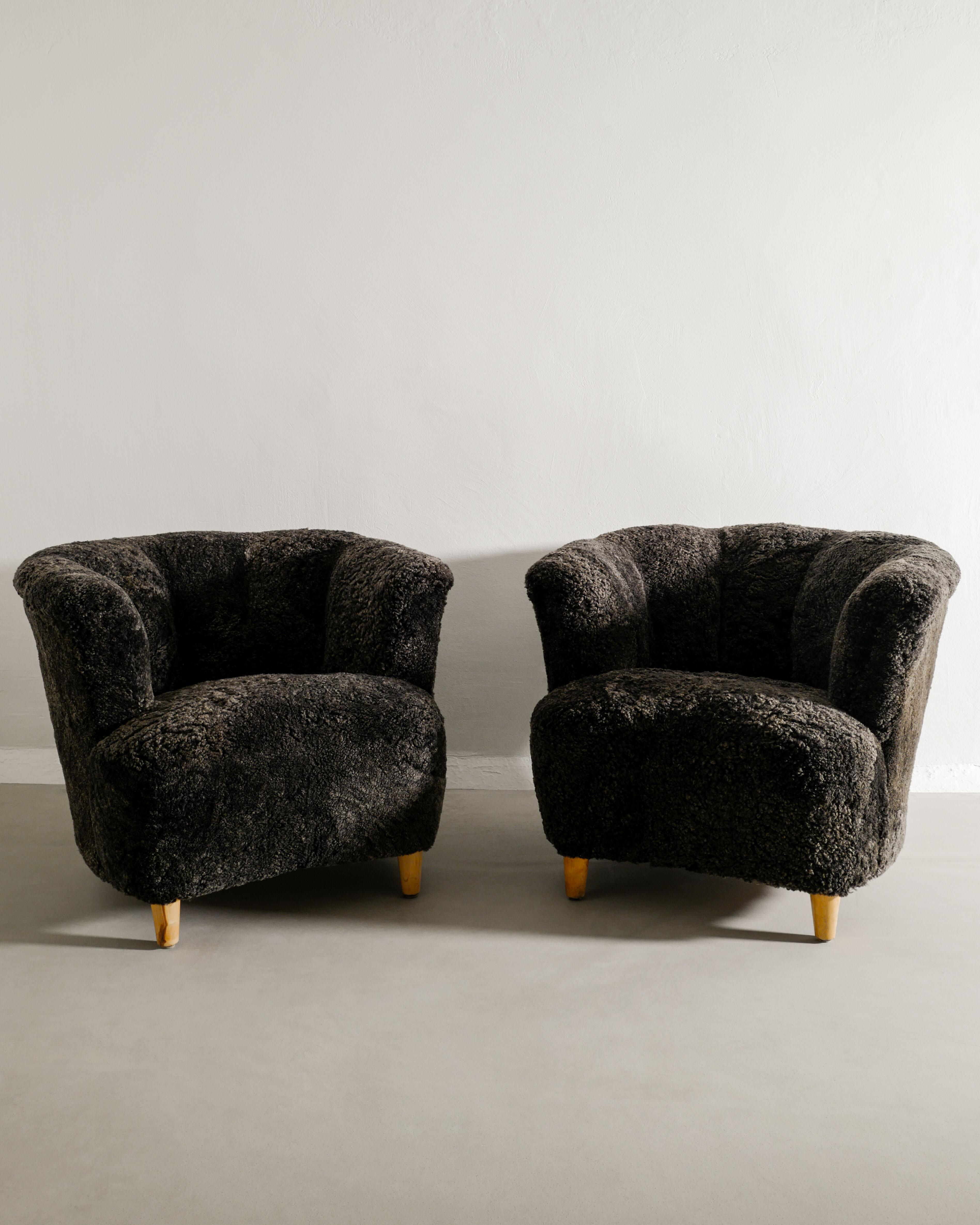 Pair of Swedish Curved Arm Easy Chairs in Charcoal Sheepskin Produced, 1940s In Good Condition For Sale In Stockholm, SE