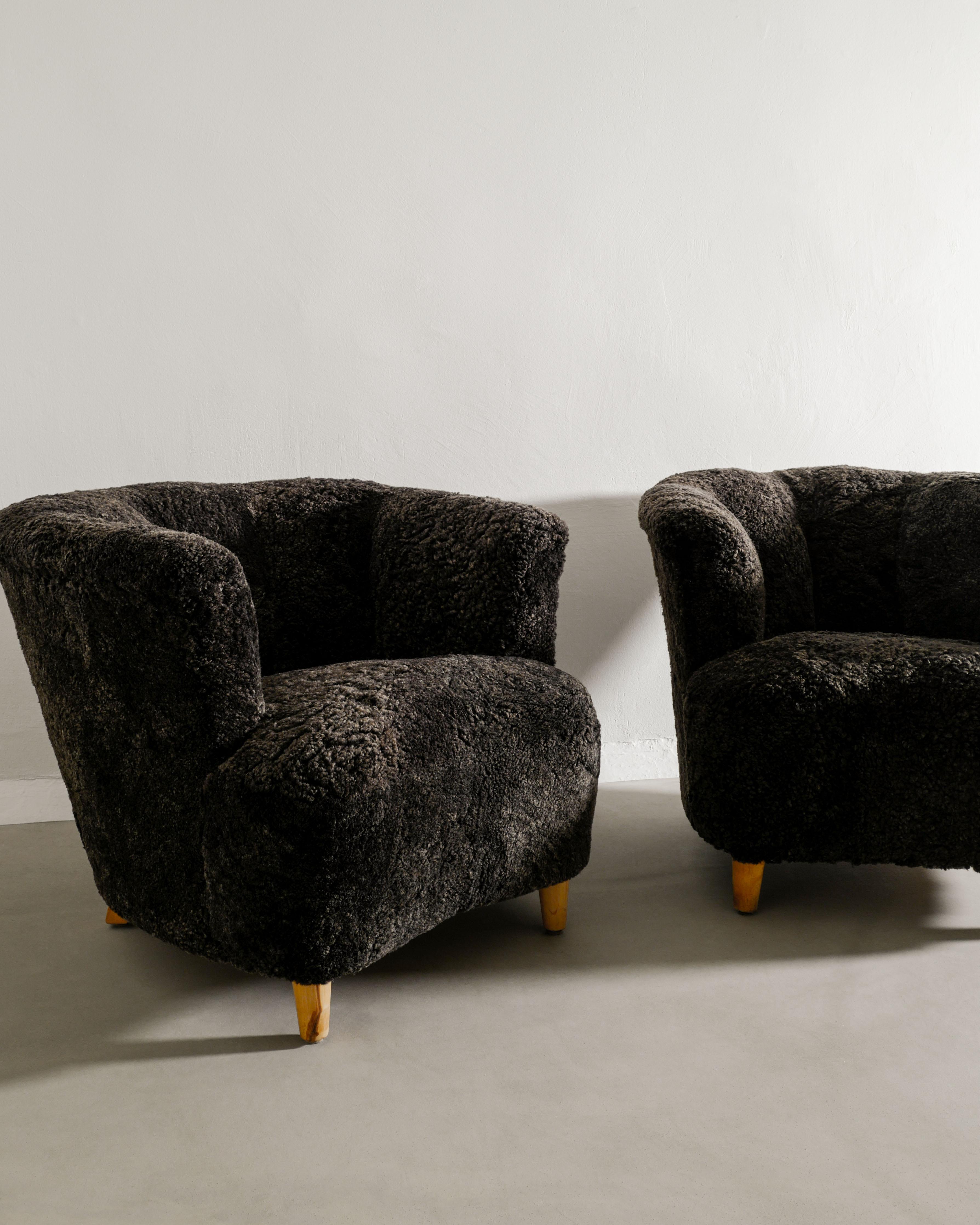 Pair of Swedish Curved Arm Easy Chairs in Charcoal Sheepskin Produced, 1940s For Sale 2