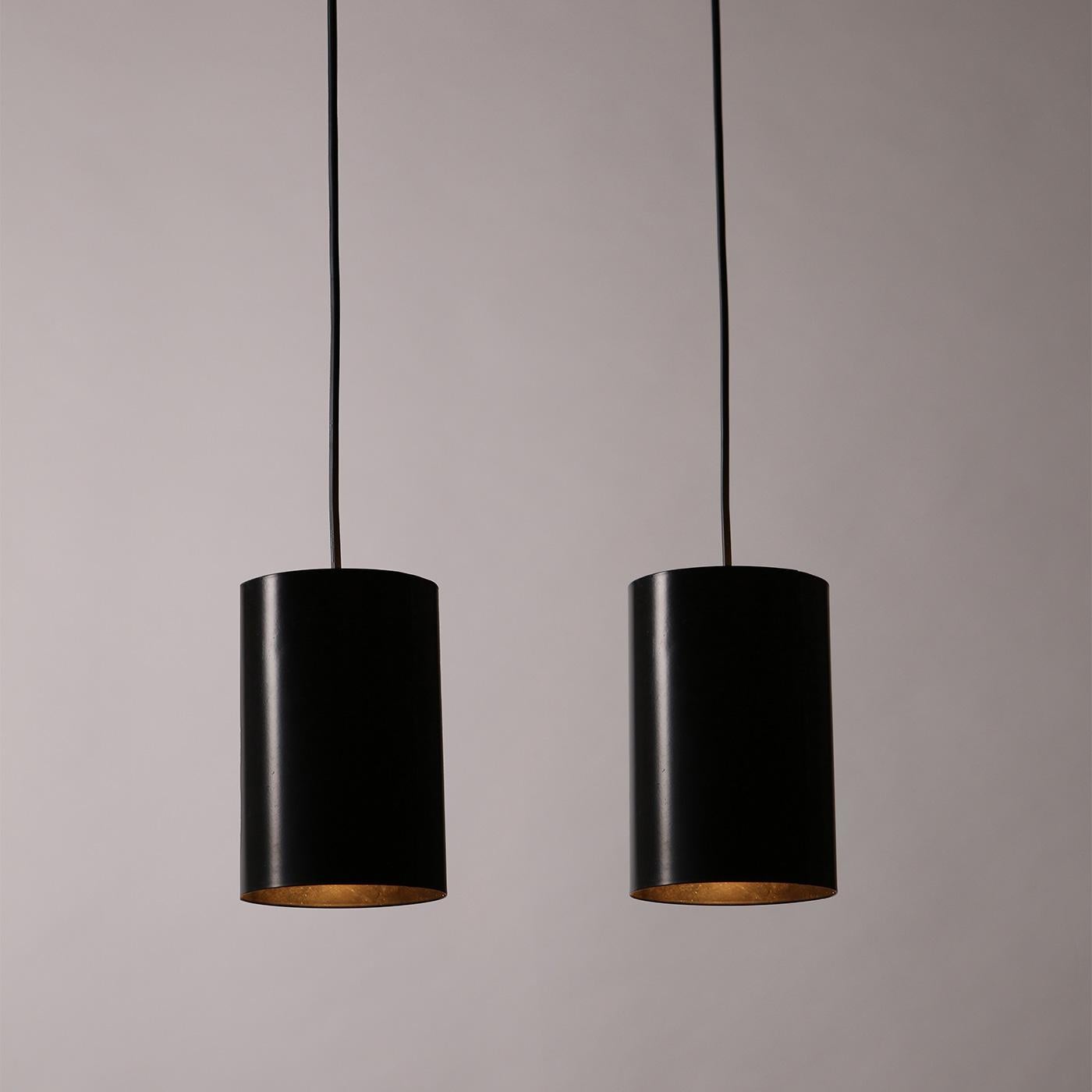 Coppia di lampade a sospensione a cilindro svedesi della metà del secolo scorso, Svezia, anni '60. Realizzato in metallo. In buone condizioni originali, con alcuni segni e graffi, coerenti con l'età e l'uso. Le lampade sono state ricablate di