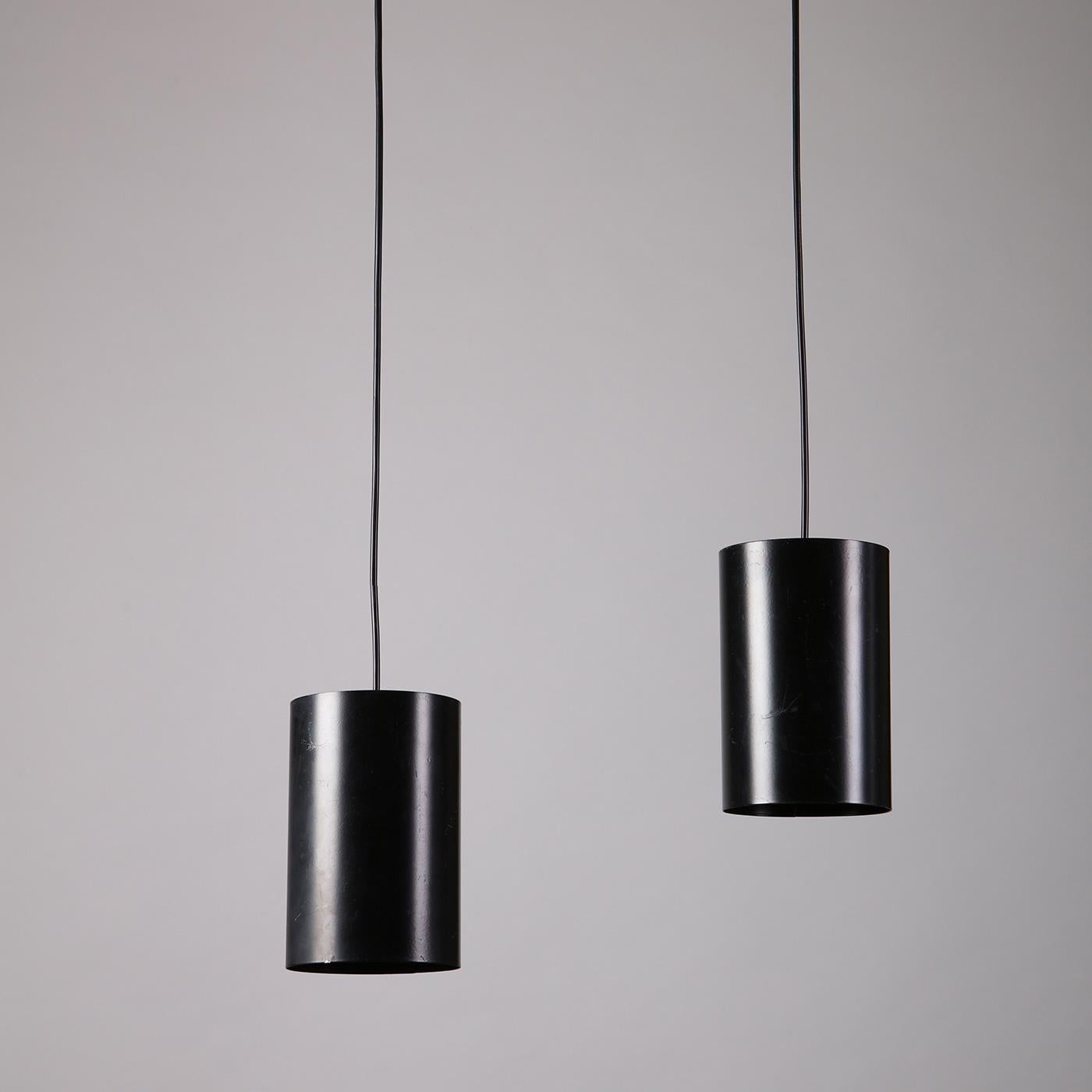 Metà XX secolo Coppia di lampade a sospensione svedesi a cilindro in metallo, anni '60 in vendita