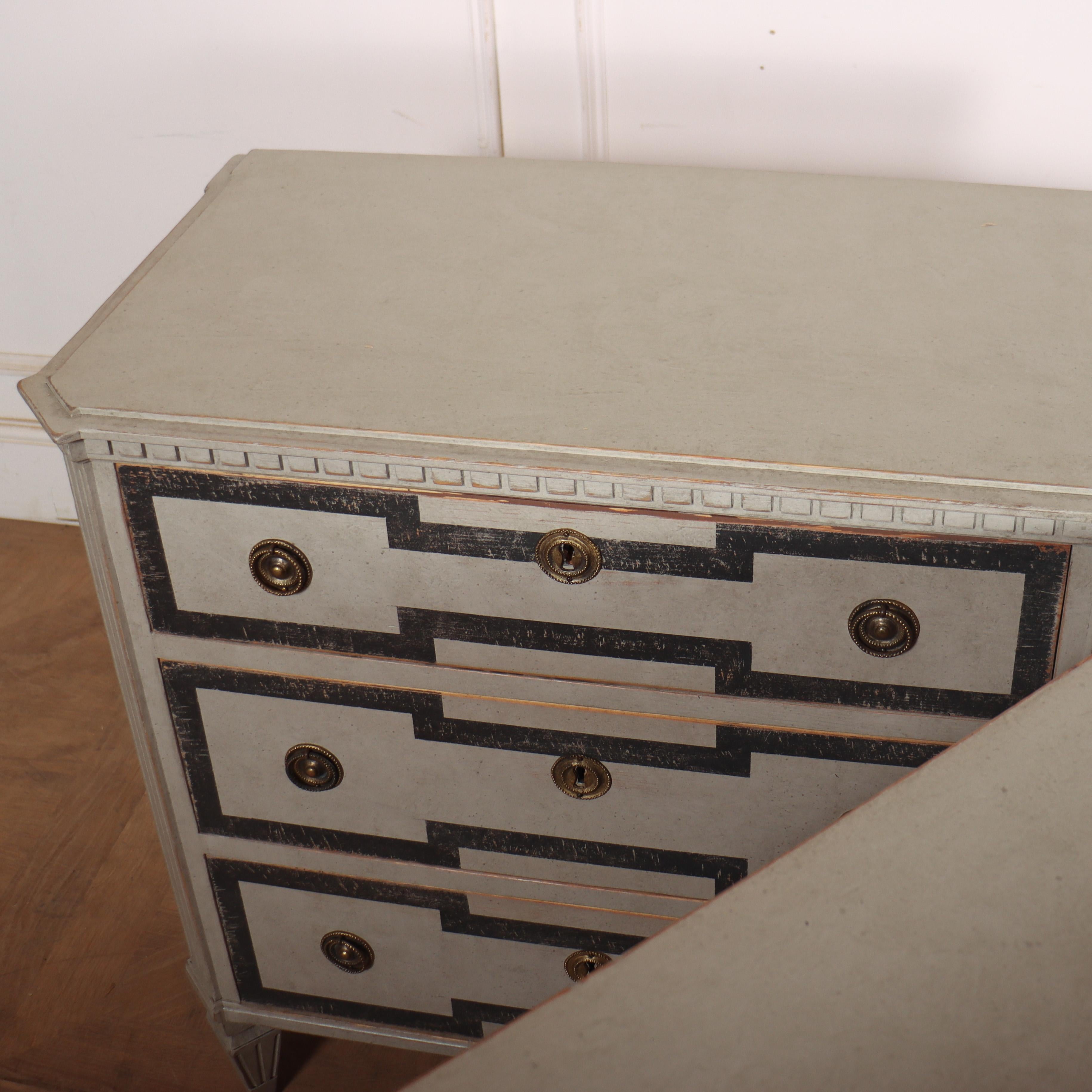 Pair of Swedish Decorated Commodes im Angebot 4