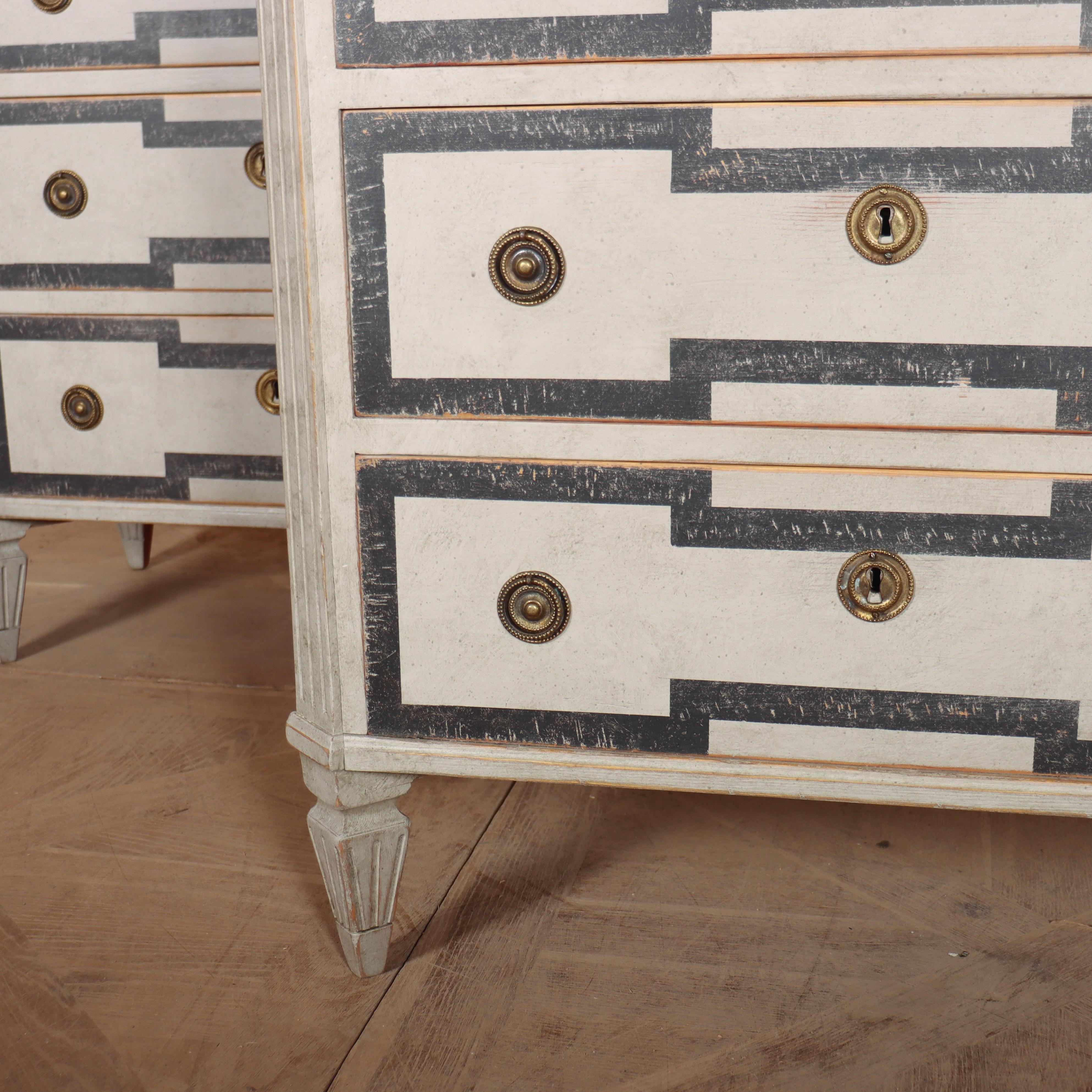 Pair of Swedish Decorated Commodes (Gemalt) im Angebot