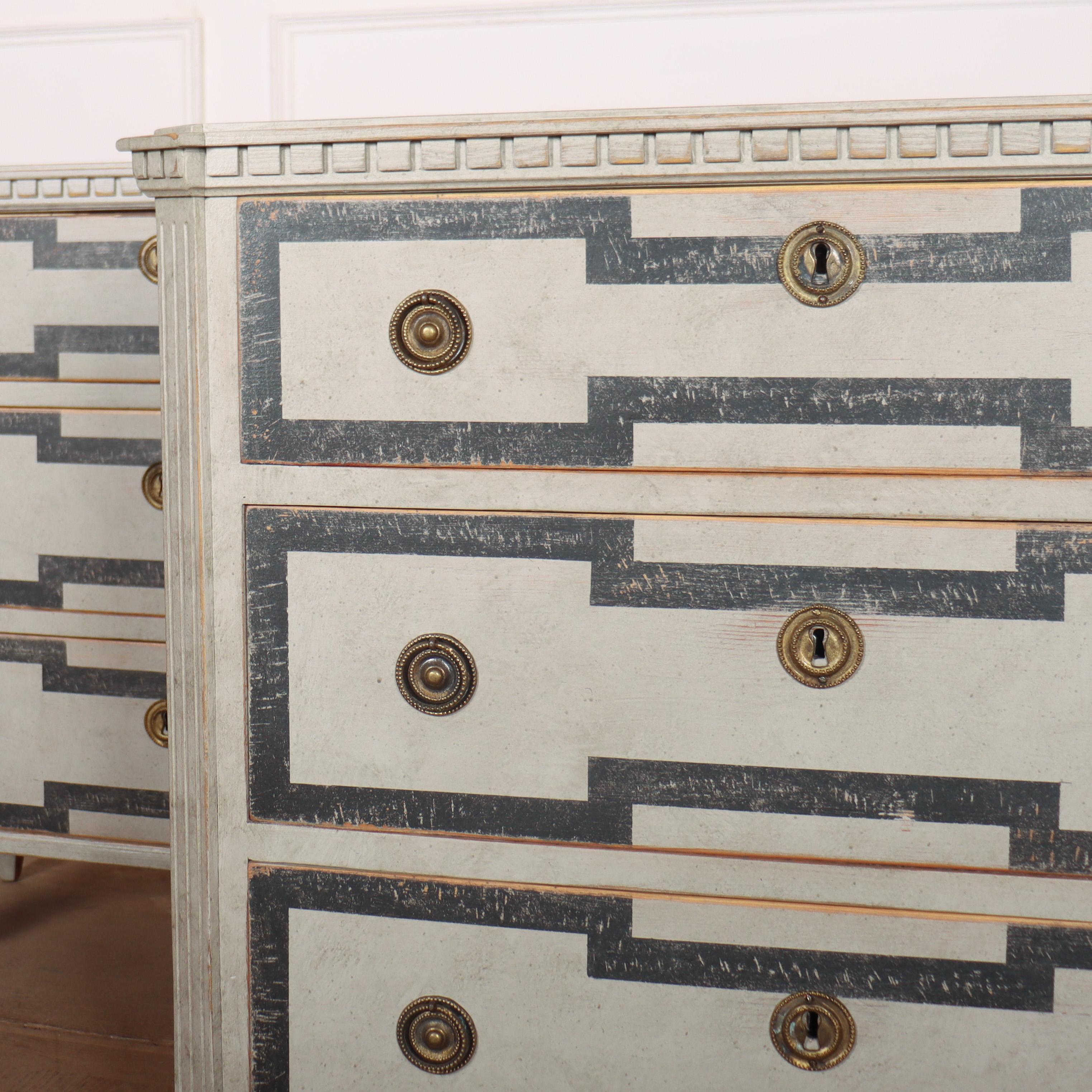 Pair of Swedish Decorated Commodes im Zustand „Gut“ im Angebot in Leamington Spa, Warwickshire