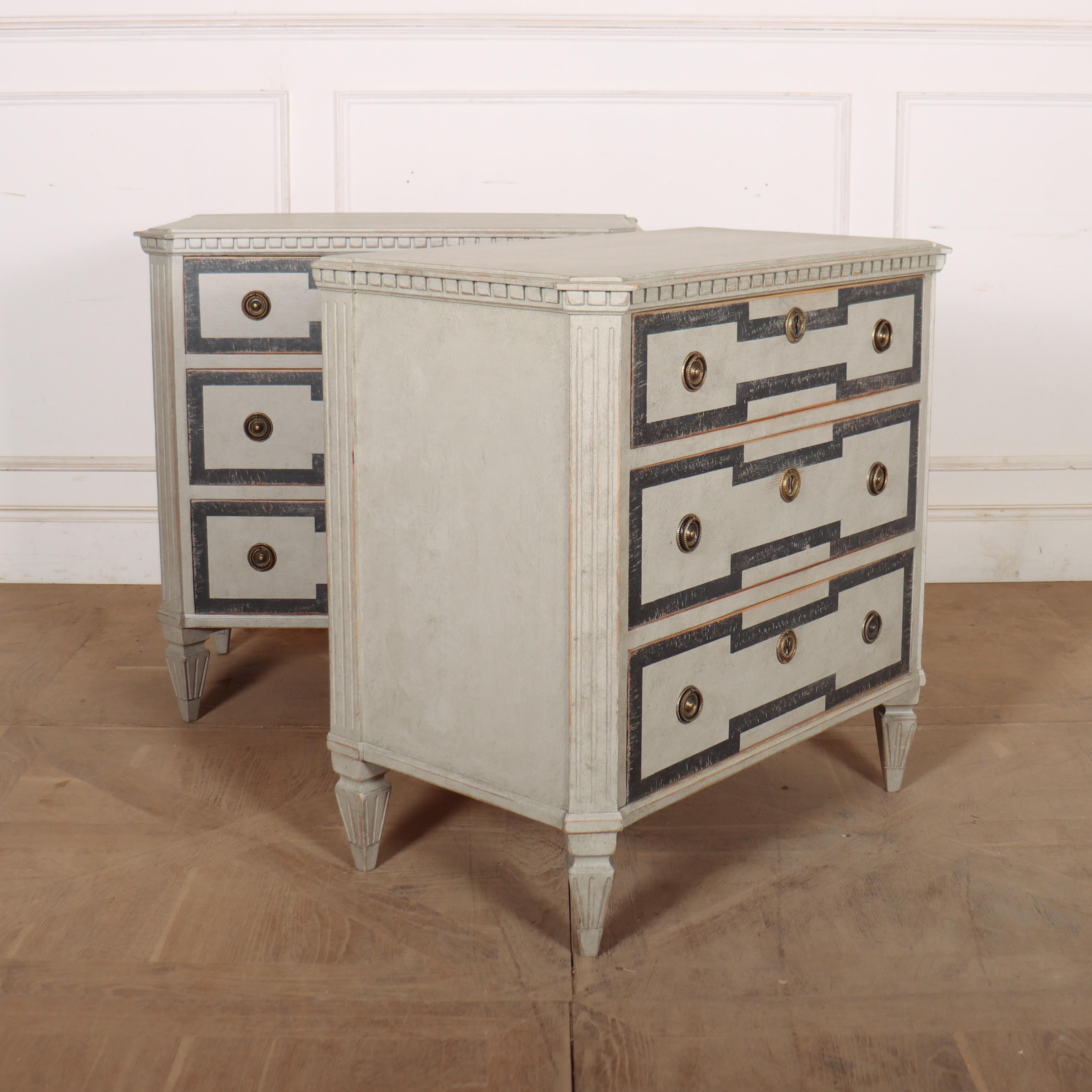 Pair of Swedish Decorated Commodes (19. Jahrhundert) im Angebot