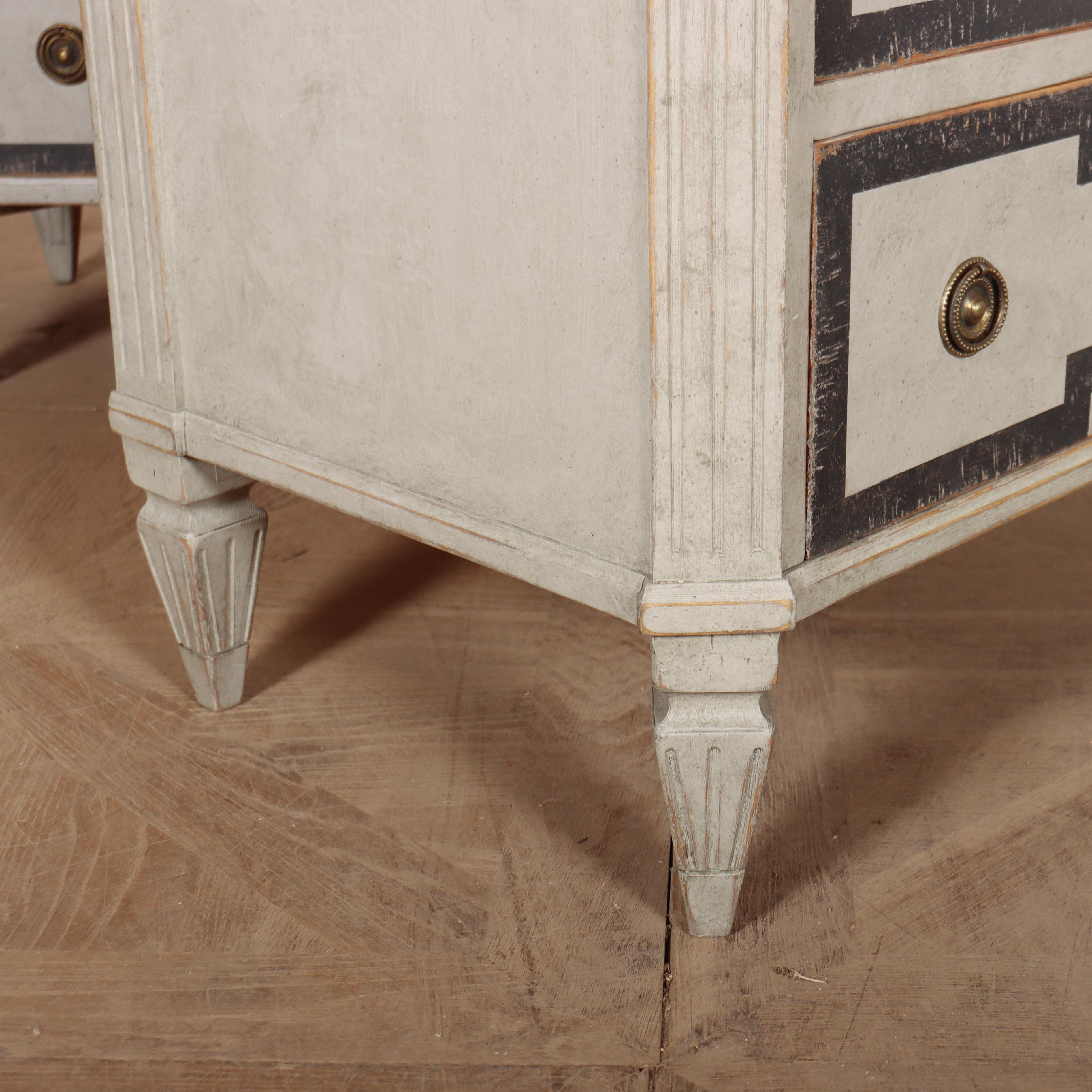 Pair of Swedish Decorated Commodes (Kiefernholz) im Angebot