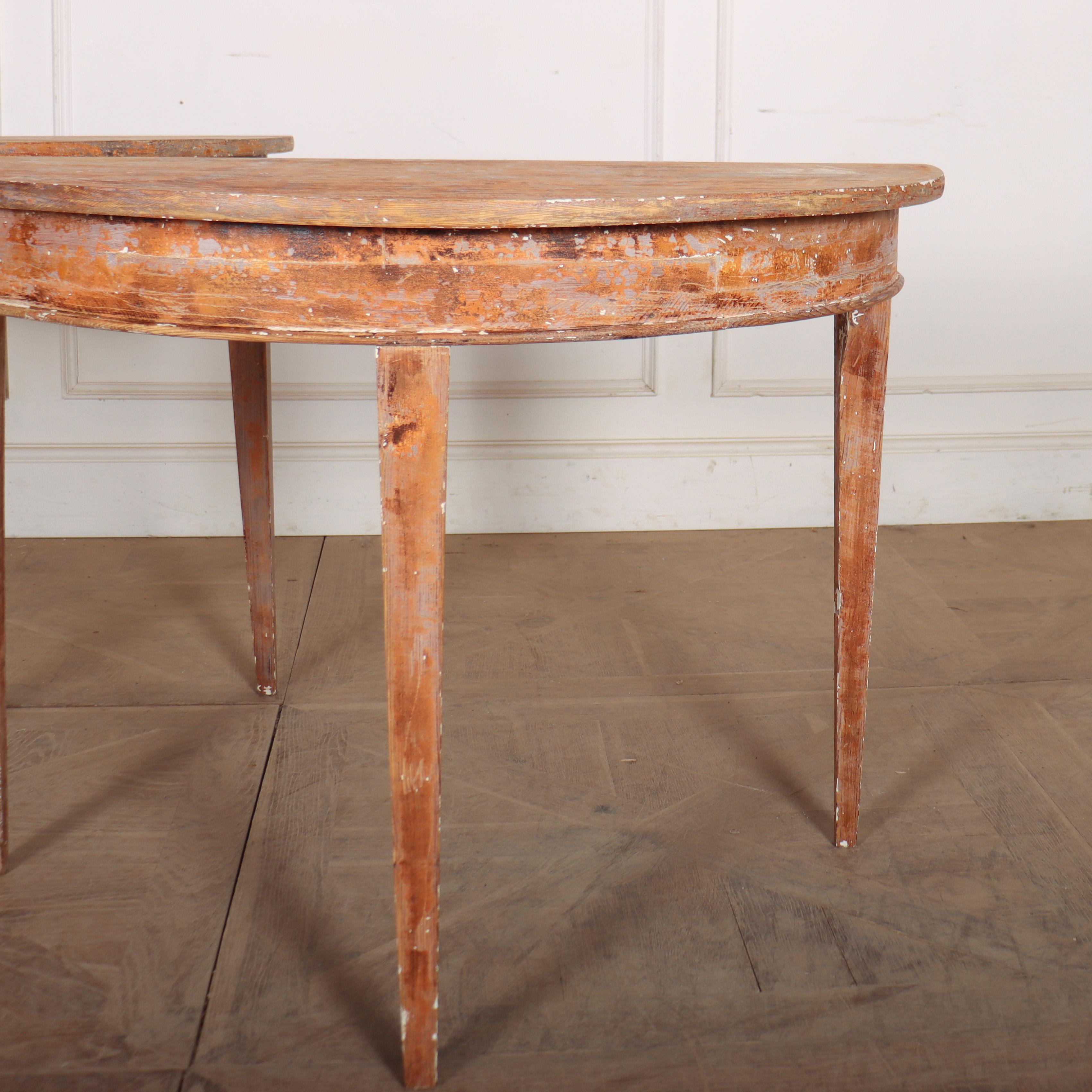 Bonne paire de consoles d'origine en pin demi-lune peint de Suède. 1820. 


Code : 9085

Dimensions :
W: 39.5