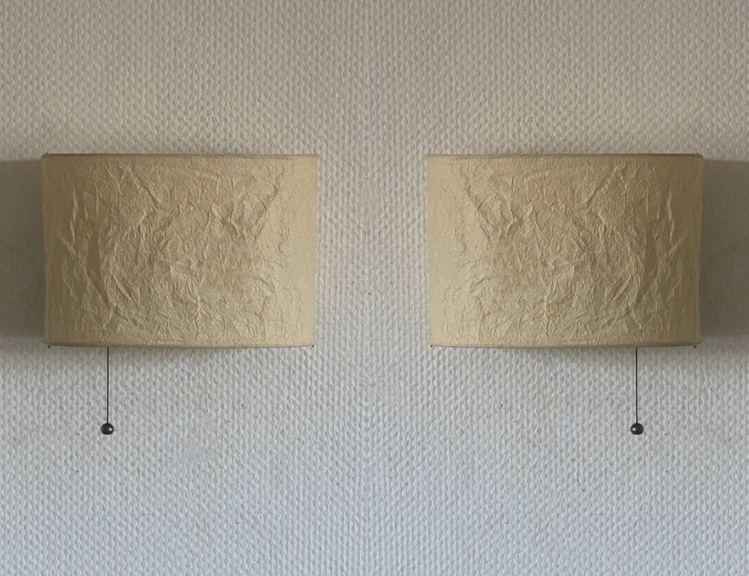 Coppia di rare lampade da parete di design svedese in carta giapponese e metallo, Svezia, anni Ottanta. Entrambe le applique sono in buone condizioni vintage, senza danni. Ogni applique è dotata di una lampadina con base a vite E27. È possibile