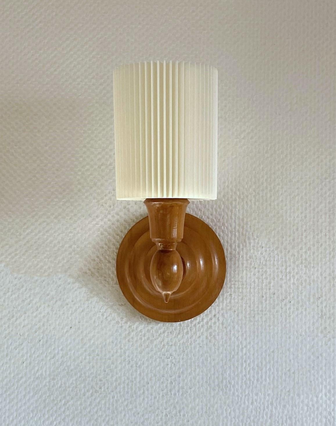 Pair Swedish Designer Pine Wood Wall Sconces with Pleated Shades, Sweden, 1950s In Good Condition In Frankfurt am Main, DE