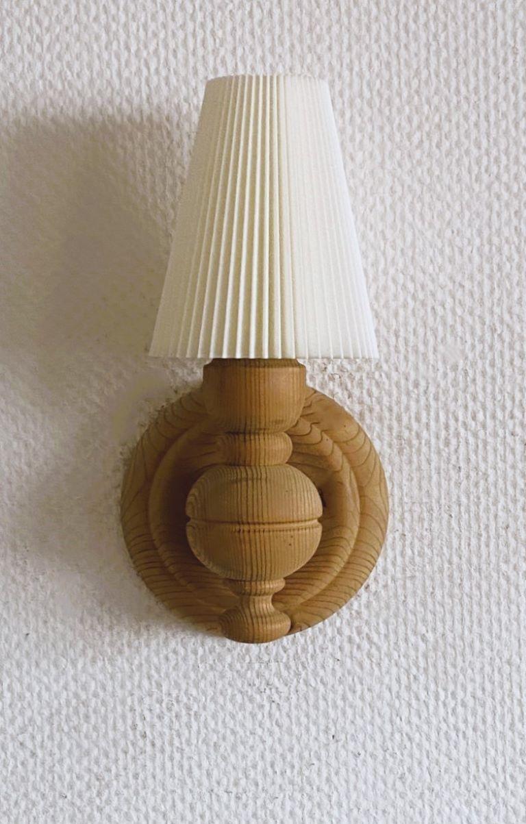 Pair of Swedish Designer Pine Wall Sconces with Pleated Shades, Sweden, 1950s In Good Condition In Frankfurt am Main, DE