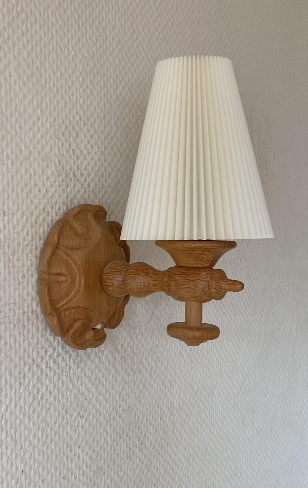 Pair Swedish Designer Pine Wall Sconces with Pleated Shades, Sweden, 1950s In Good Condition In Frankfurt am Main, DE