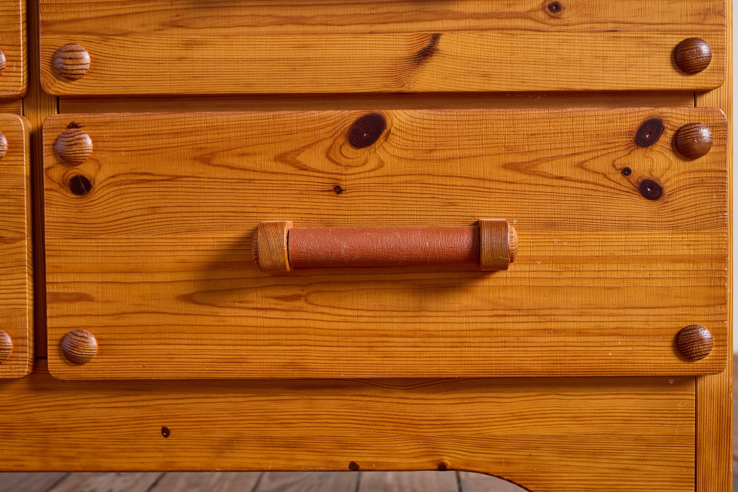 Paar schwedische Kommoden mit Ledergriffen im Angebot 5
