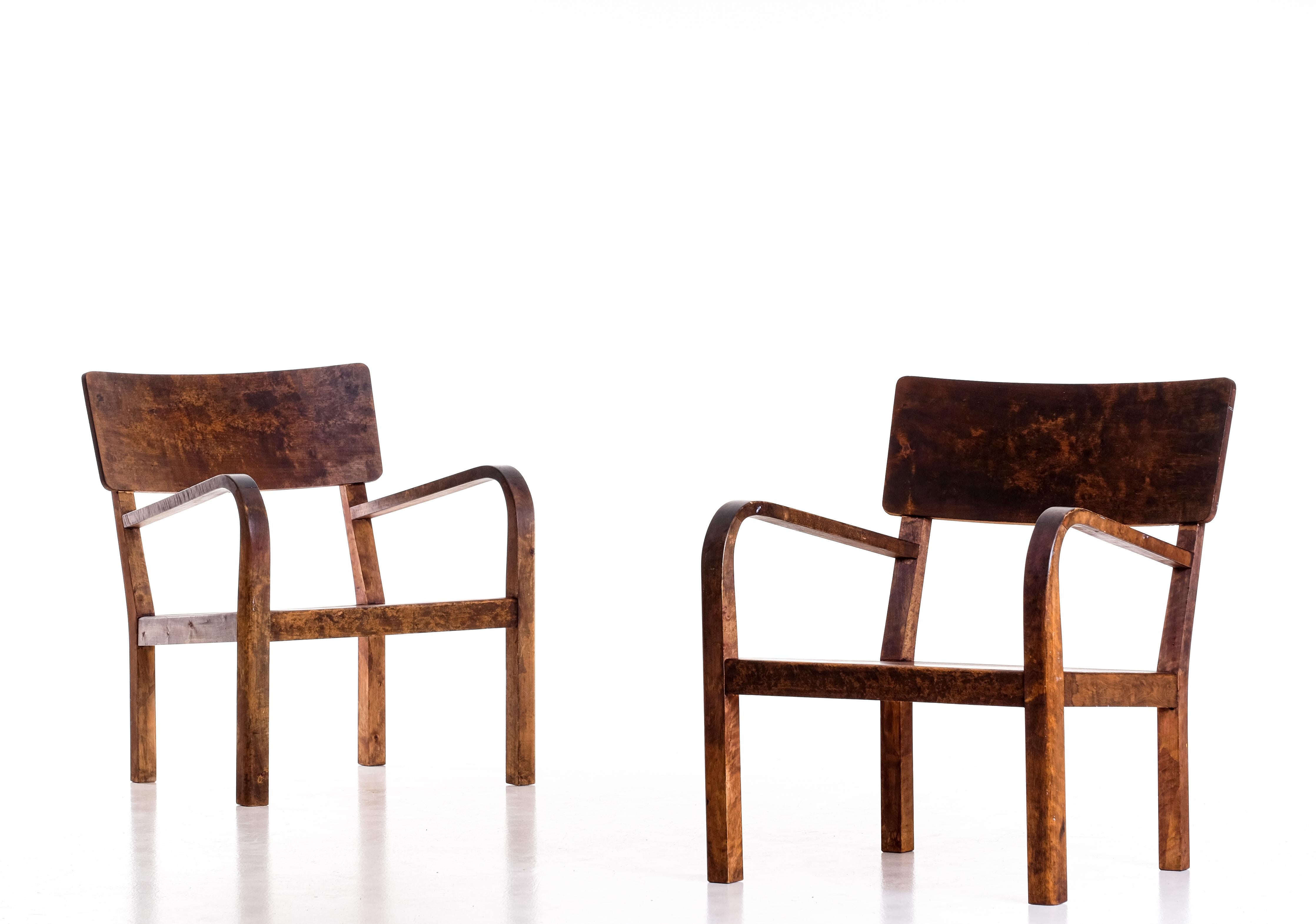 Ein Paar schwedische Sessel aus Birke, 1950er Jahre.
Guter Zustand mit kleinen Gebrauchsspuren und Patina.
  




