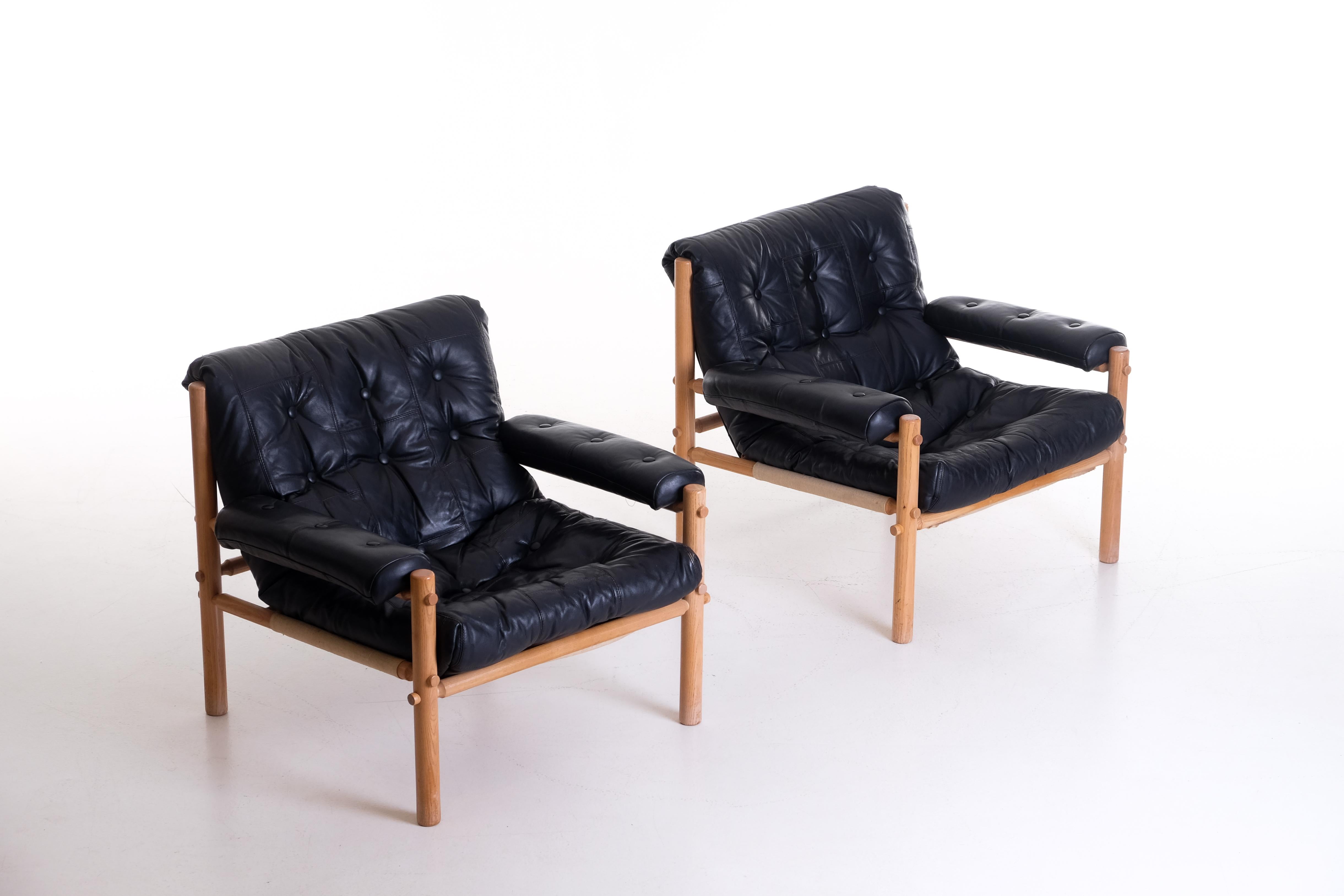 Paar schwedische Safaristühle / Sessel mit original schwarzem Leder in gutem Zustand.
  




