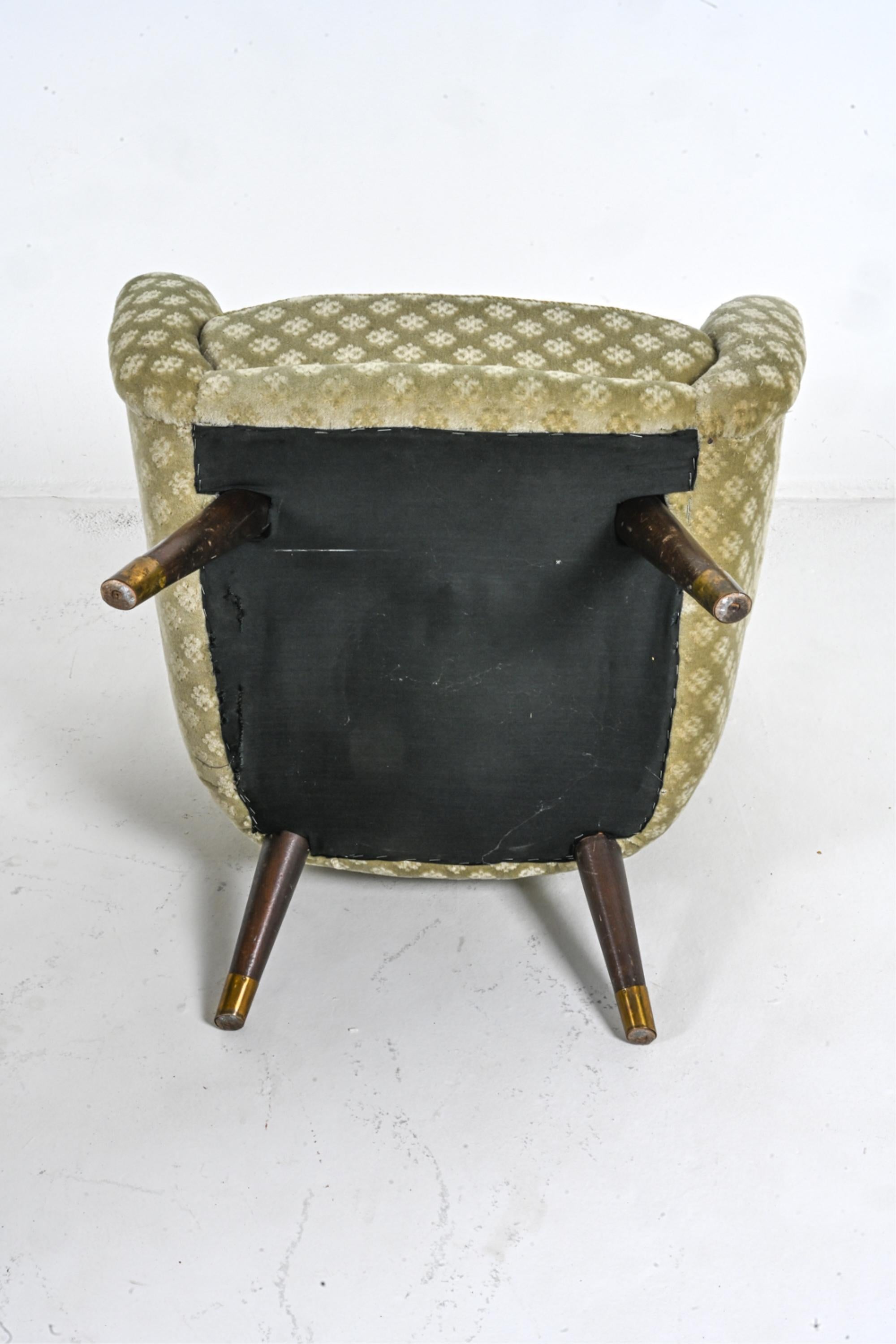 Coppia di poltrone svedesi in mohair scolpito, attribuite a Berga Mobler in vendita 3