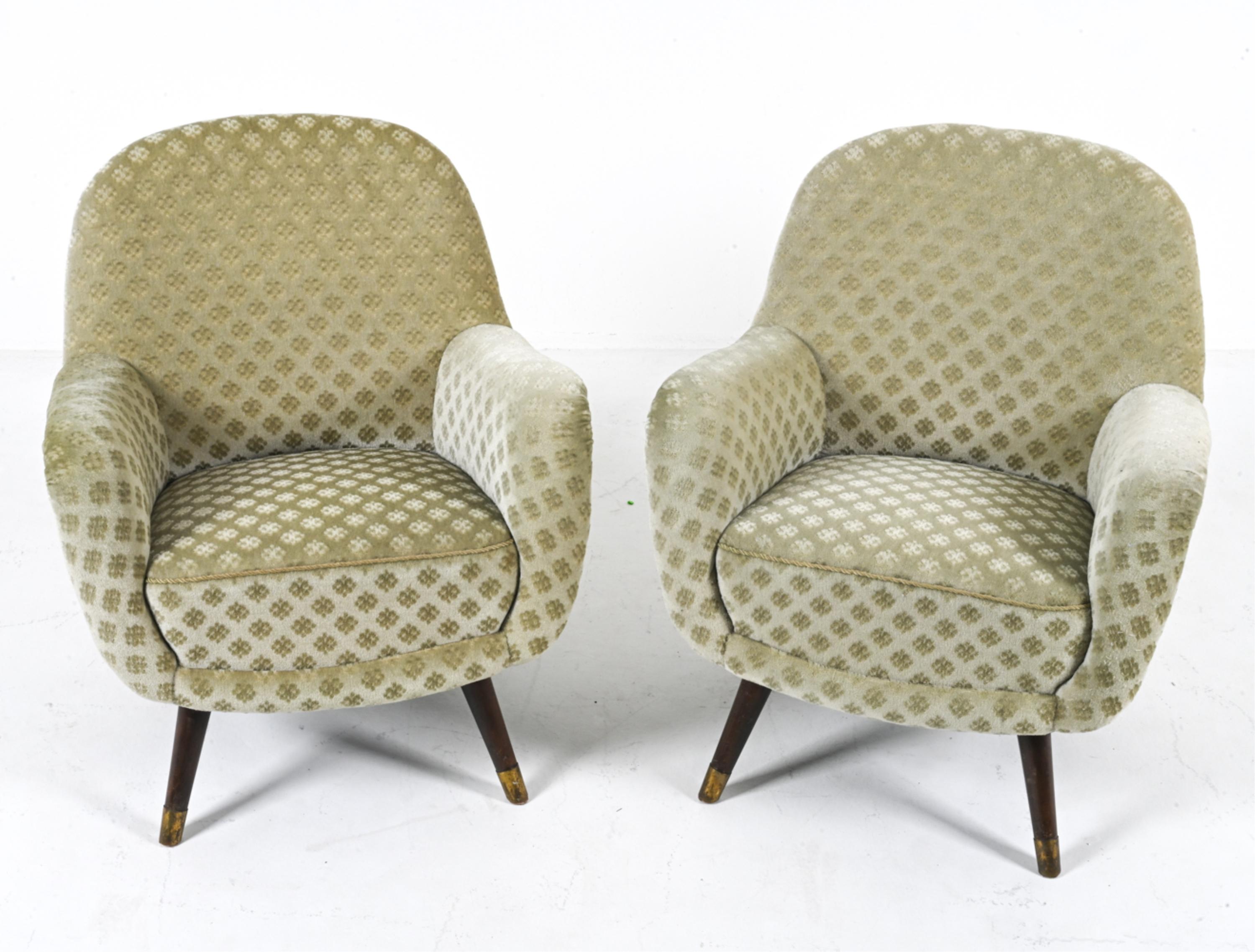 Questa splendida coppia di sedie d'accento, attribuita al leggendario produttore di mobili svedese Berga, è un vero tesoro di design tutto da scoprire.

Queste sedie, che escono direttamente dal mondo del design svedese degli anni '50, trasudano