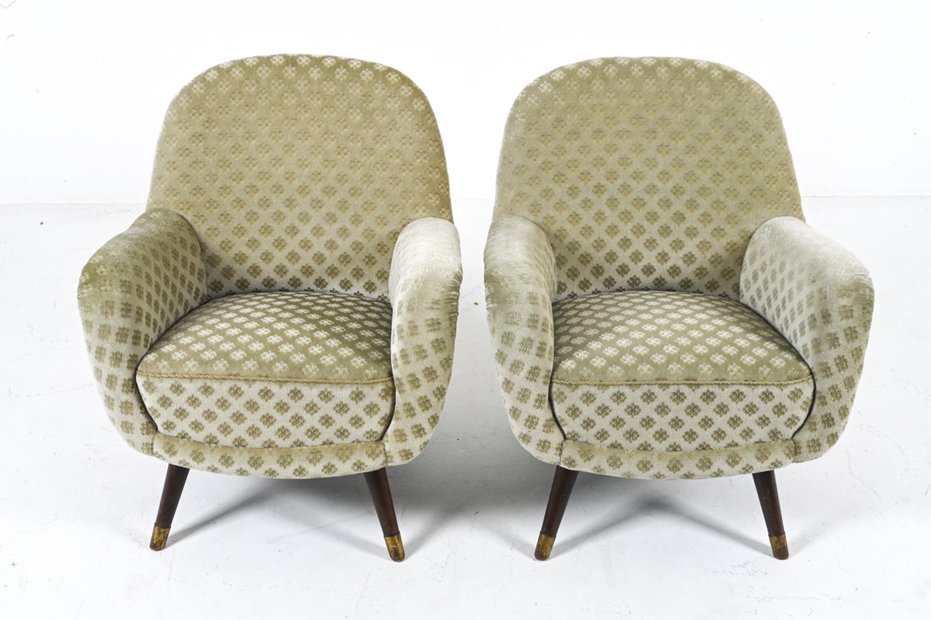 Mid-Century moderno Coppia di poltrone svedesi in mohair scolpito, attribuite a Berga Mobler in vendita