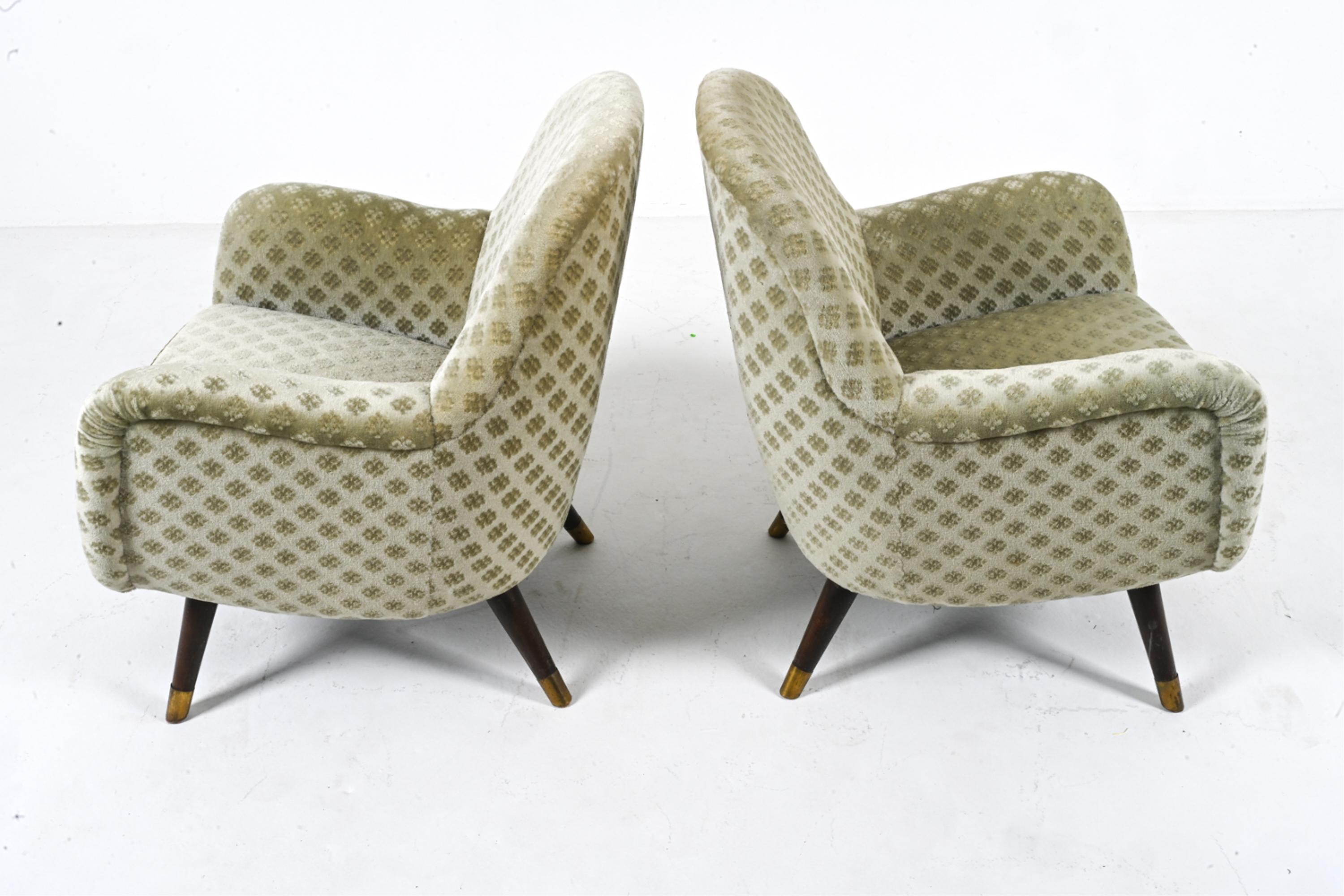 Ottone Coppia di poltrone svedesi in mohair scolpito, attribuite a Berga Mobler in vendita