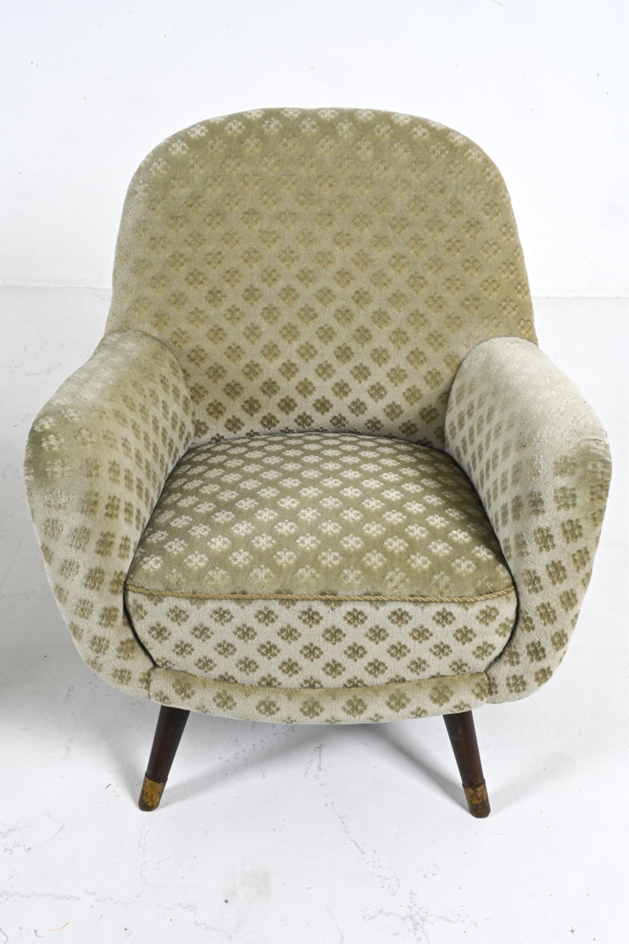 Coppia di poltrone svedesi in mohair scolpito, attribuite a Berga Mobler in vendita 1