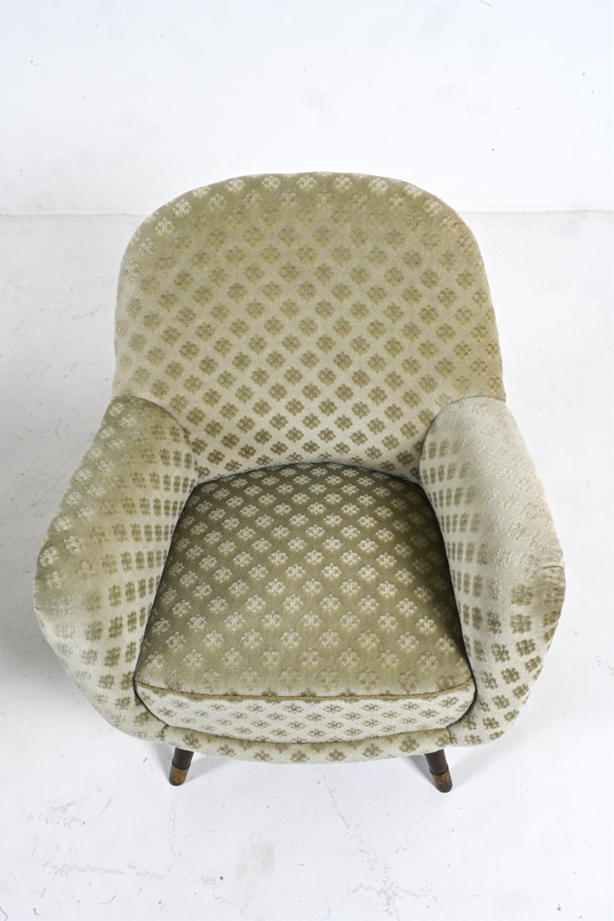 Coppia di poltrone svedesi in mohair scolpito, attribuite a Berga Mobler in vendita 2