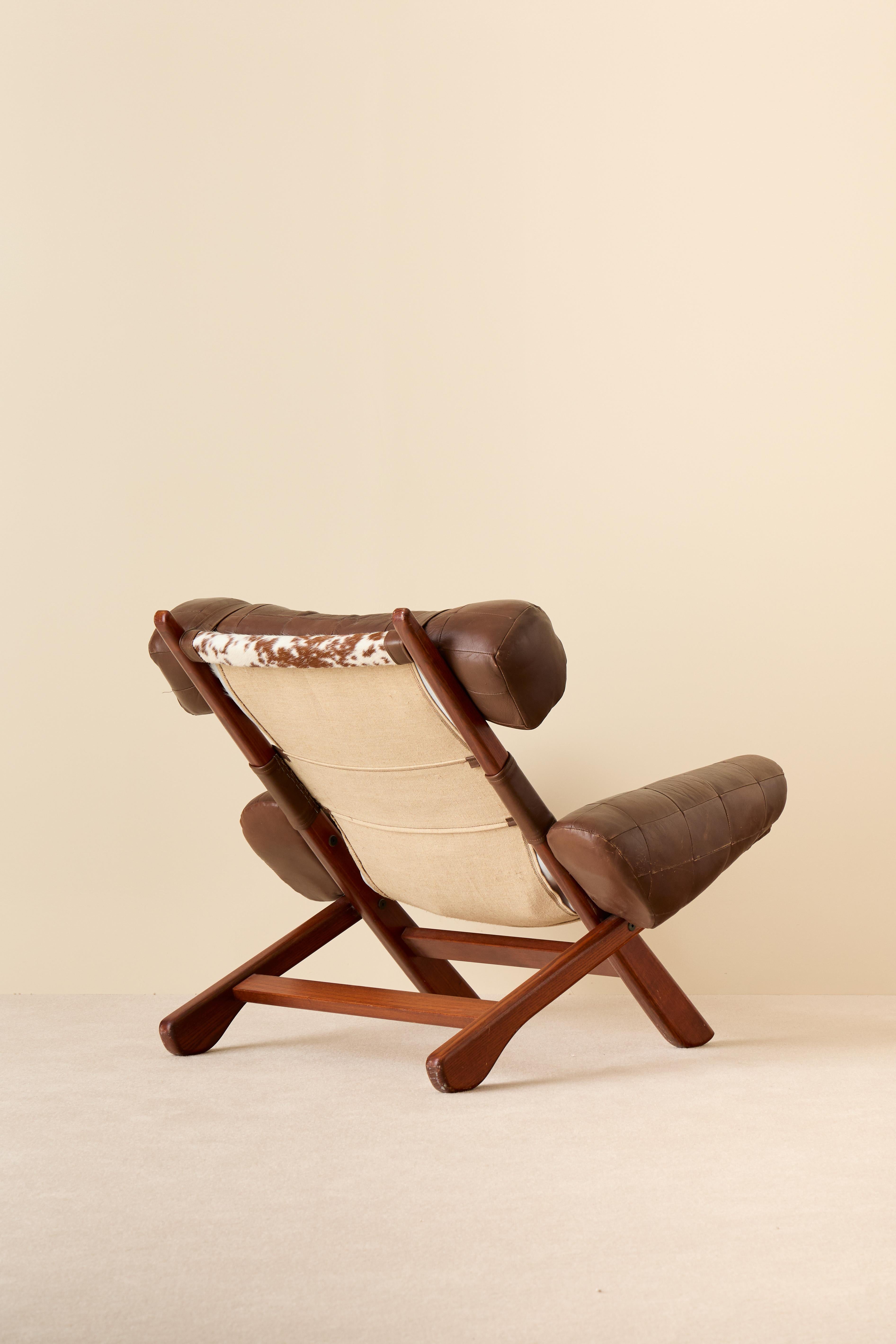 Paire de fauteuils suédois en cuir de vache, 1970 Bon état - En vente à Stockholm, SE