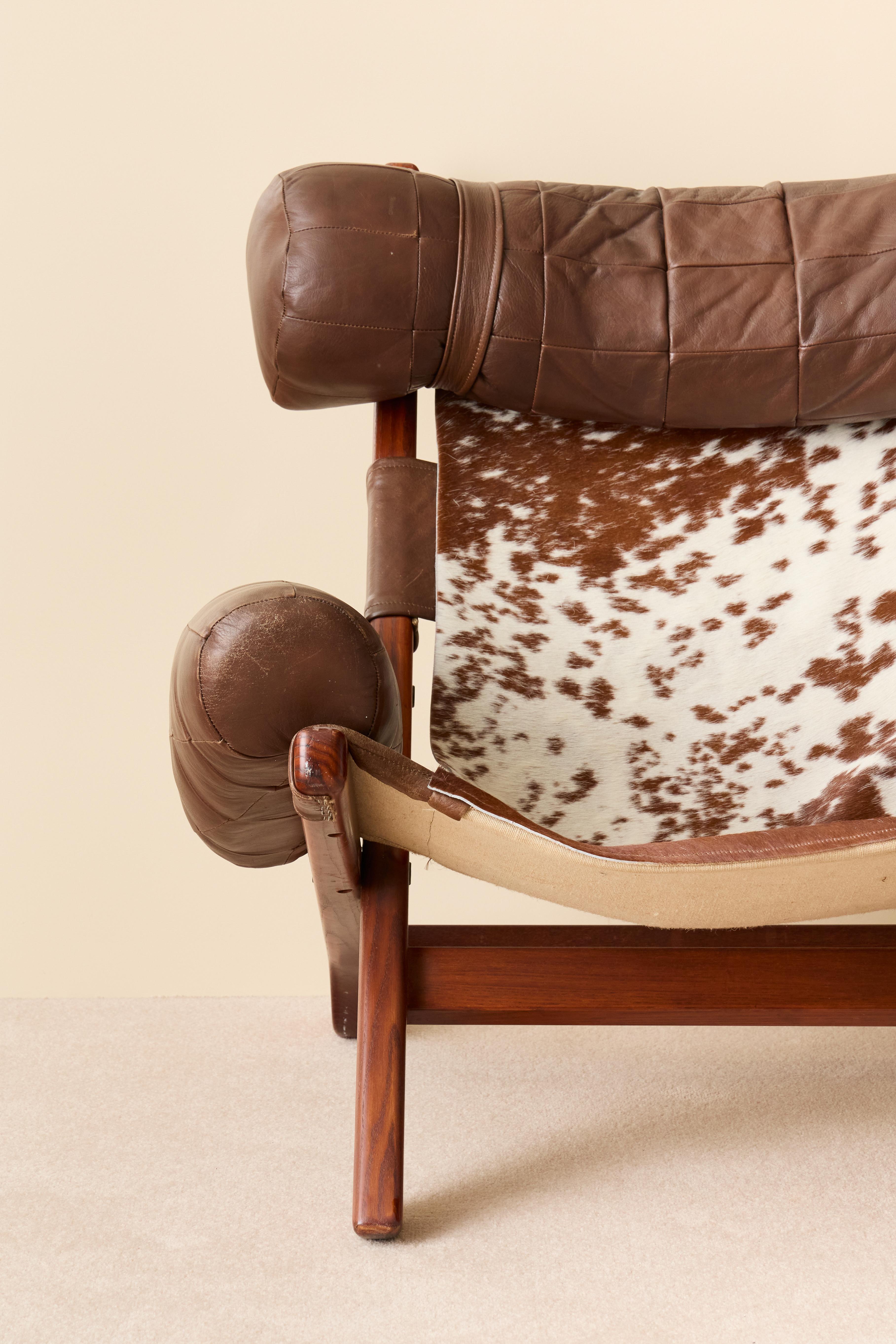 Cuir de vache Paire de fauteuils suédois en cuir de vache, 1970 en vente