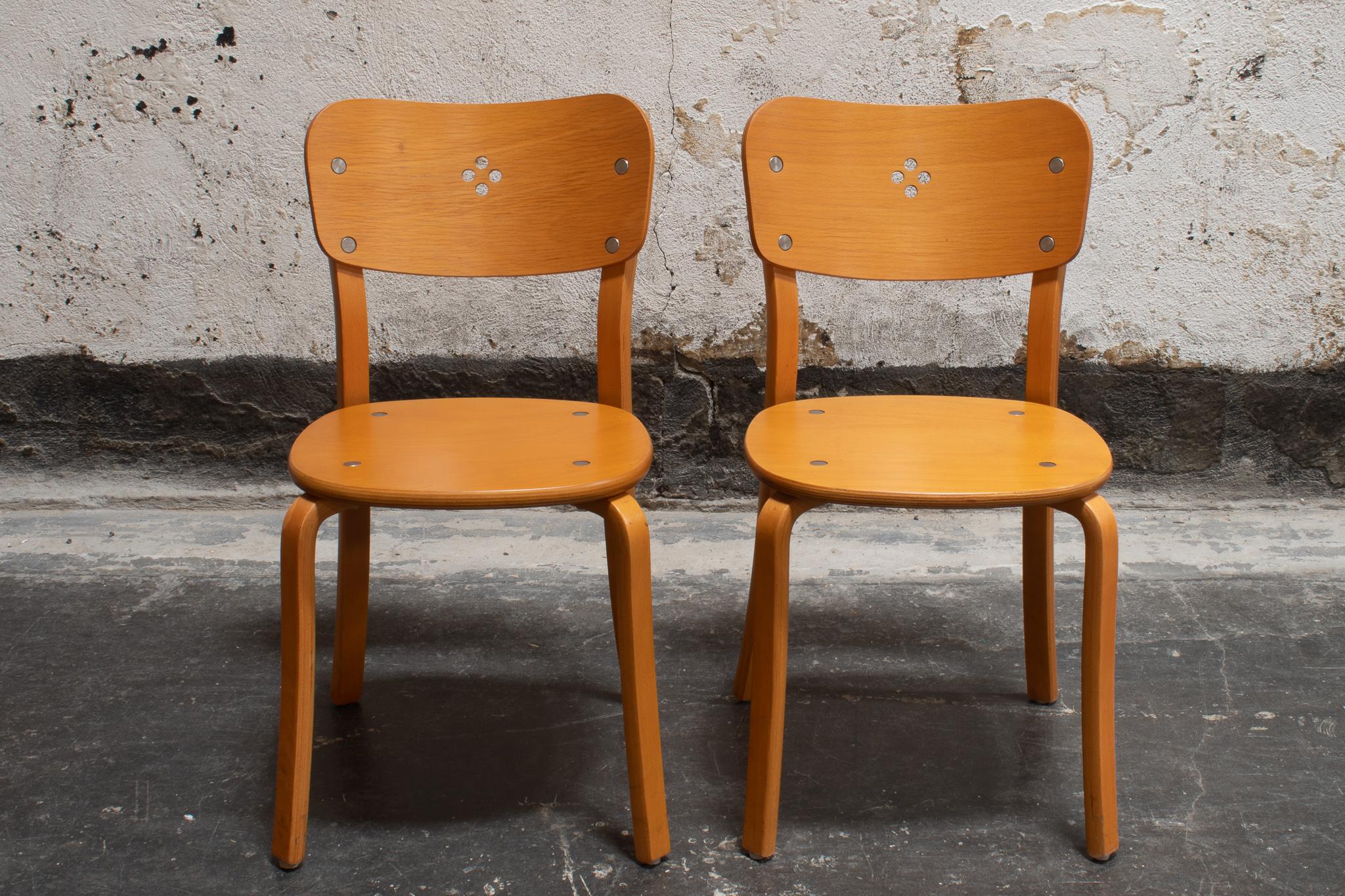 Beautiful pair of Swedish side or dining chairs in the style of Alvar Aalto.


Measures: SH 18 SD 15.5 W 16.25 D 19.5 H 30.75.