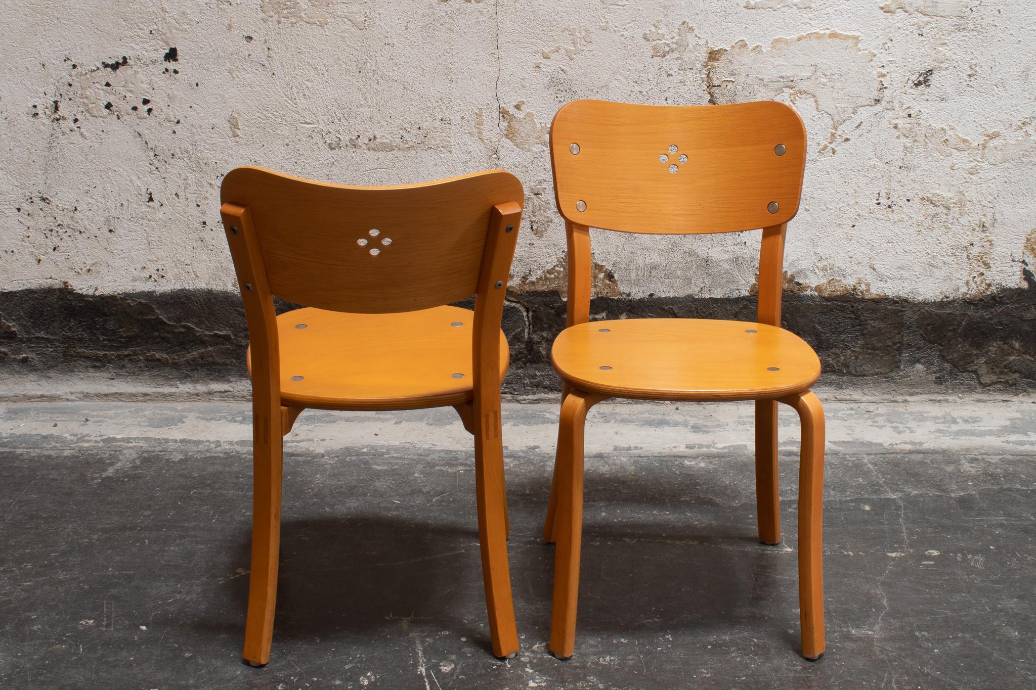 Paire de chaises suédoises en bois d'orme cintré dans le style d'Alvar Aalto Bon état - En vente à Atlanta, GA