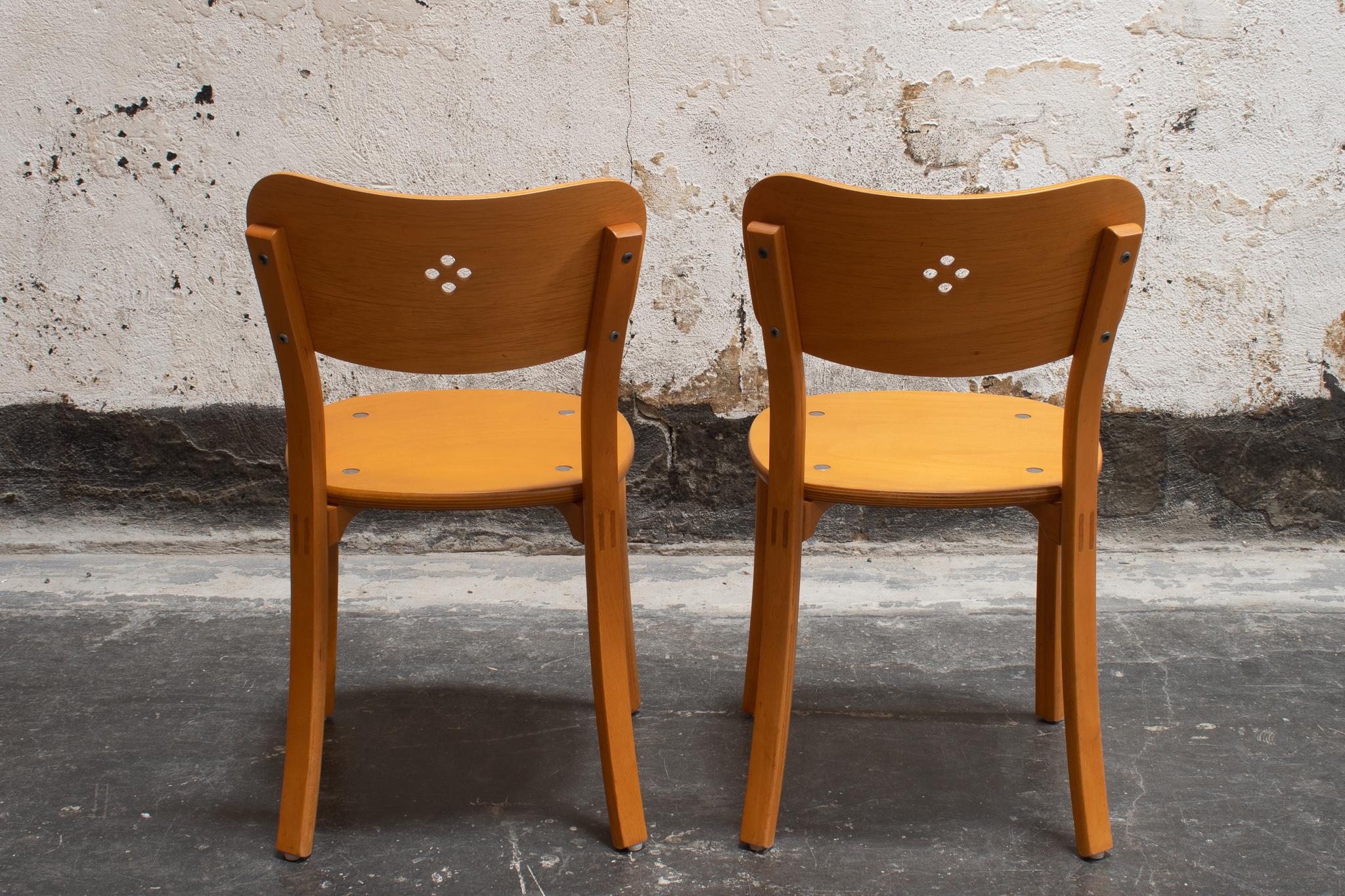 Milieu du XXe siècle Paire de chaises suédoises en bois d'orme cintré dans le style d'Alvar Aalto en vente