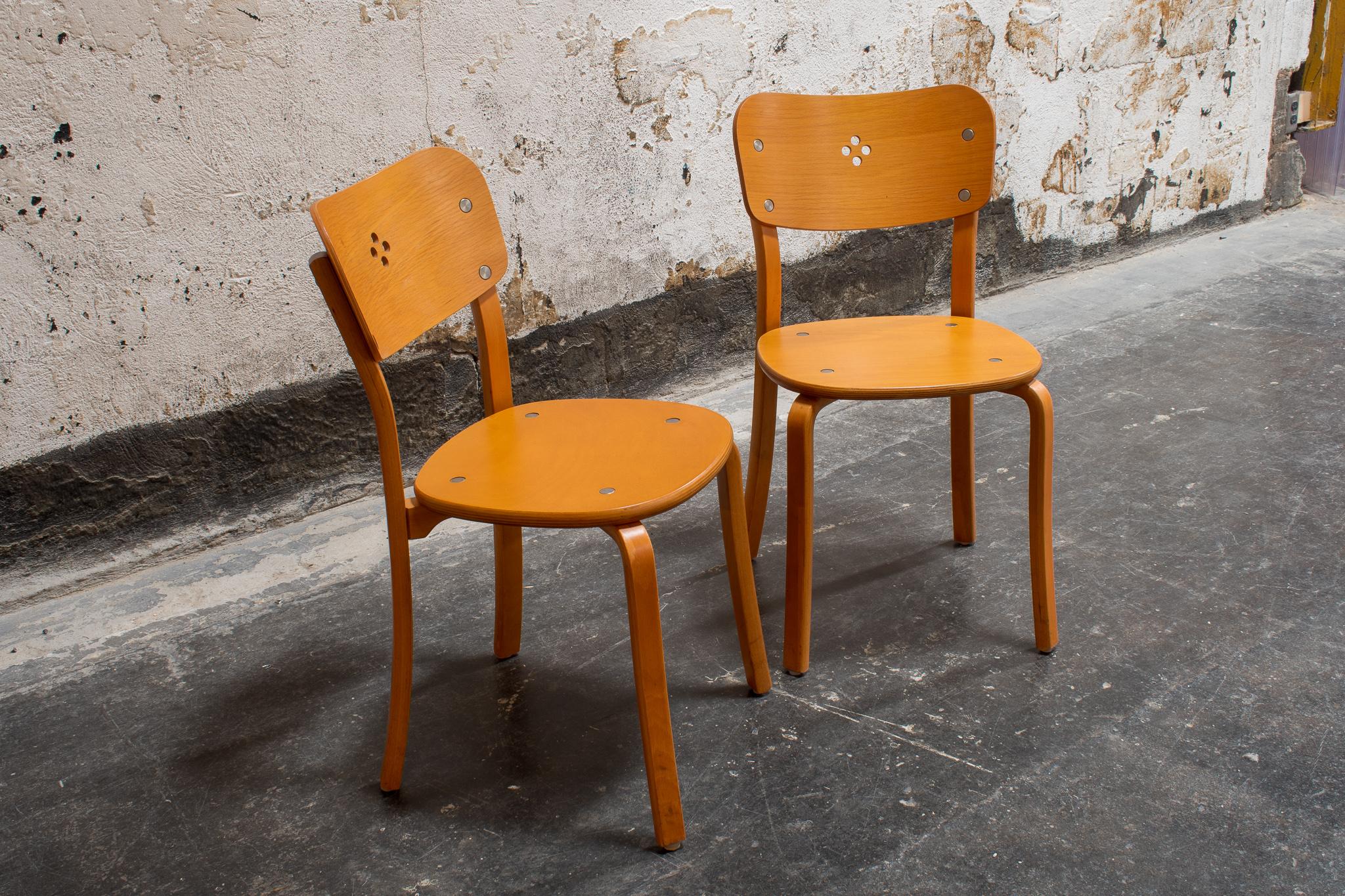 Paire de chaises suédoises en bois d'orme cintré dans le style d'Alvar Aalto en vente 1