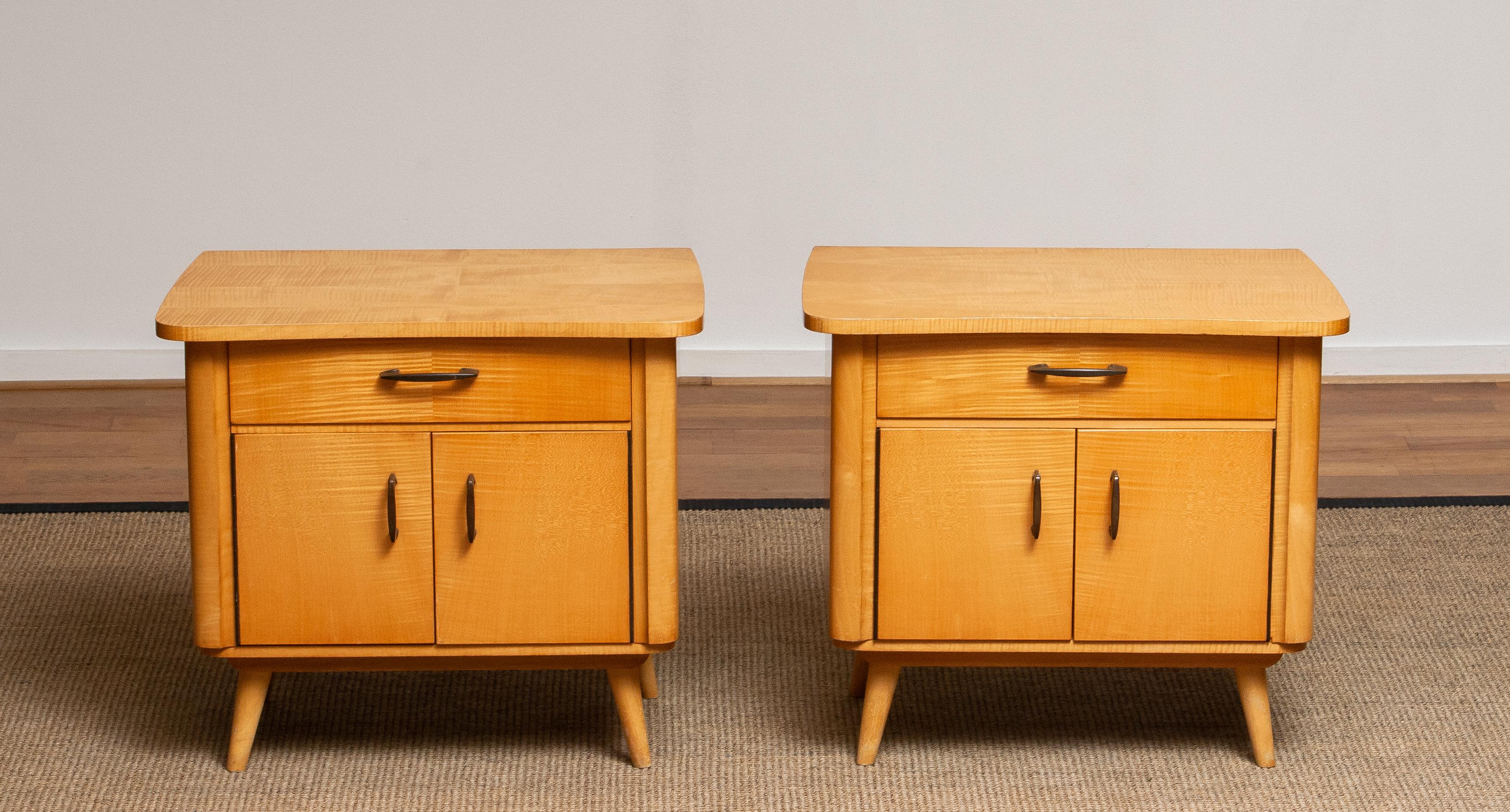 Pair of Swedish Elm Nightstands, 1950s In Good Condition For Sale In Silvolde, Gelderland