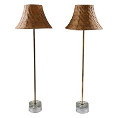 Coppia di lampade da terra svedesi in ottone e vetro di Stilarmatur Tranås