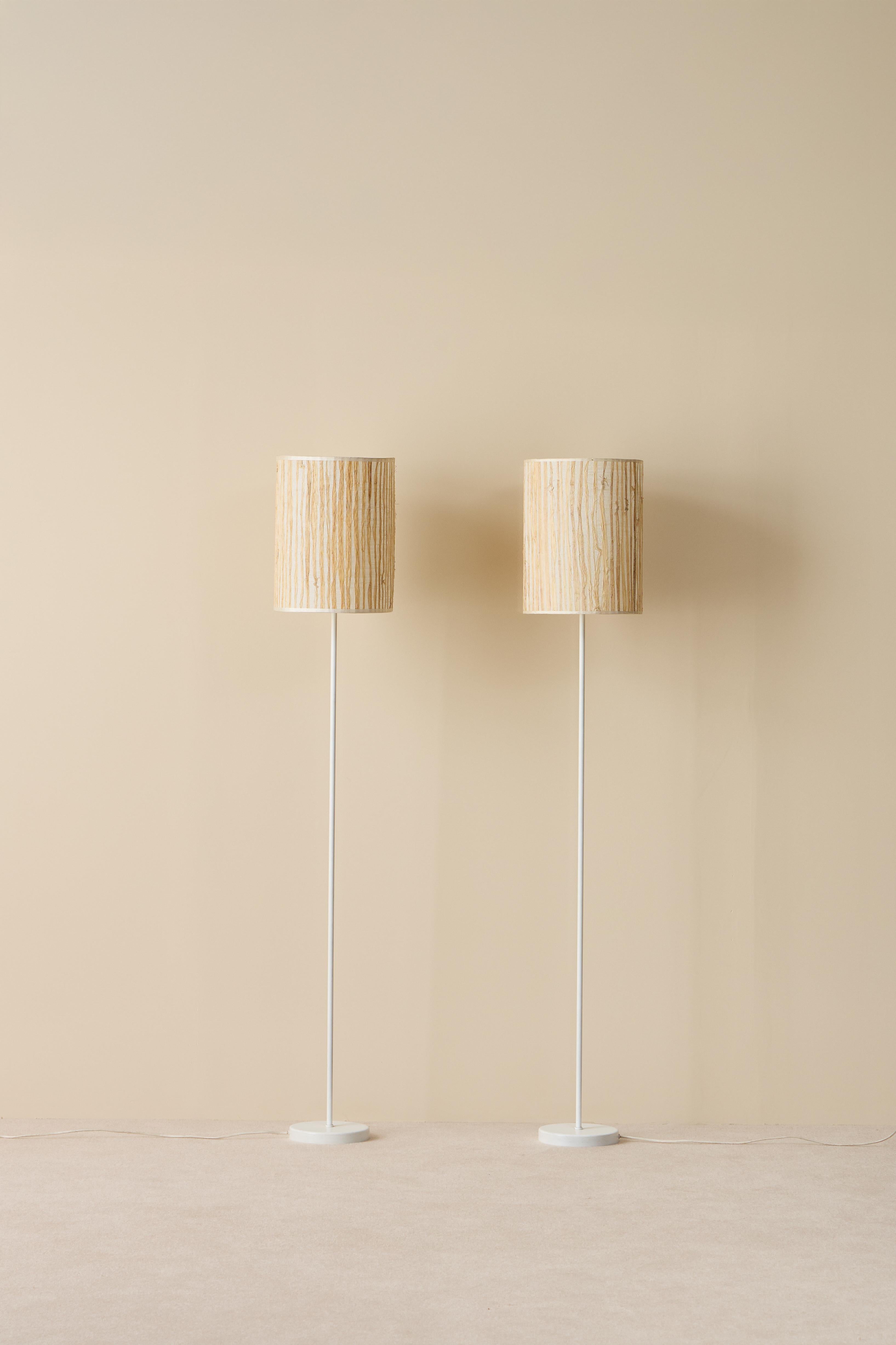 Magnifique paire de lampadaires fabriqués en Suède dans les années 1960. 
Métal laqué blanc, écrans d'origine.
