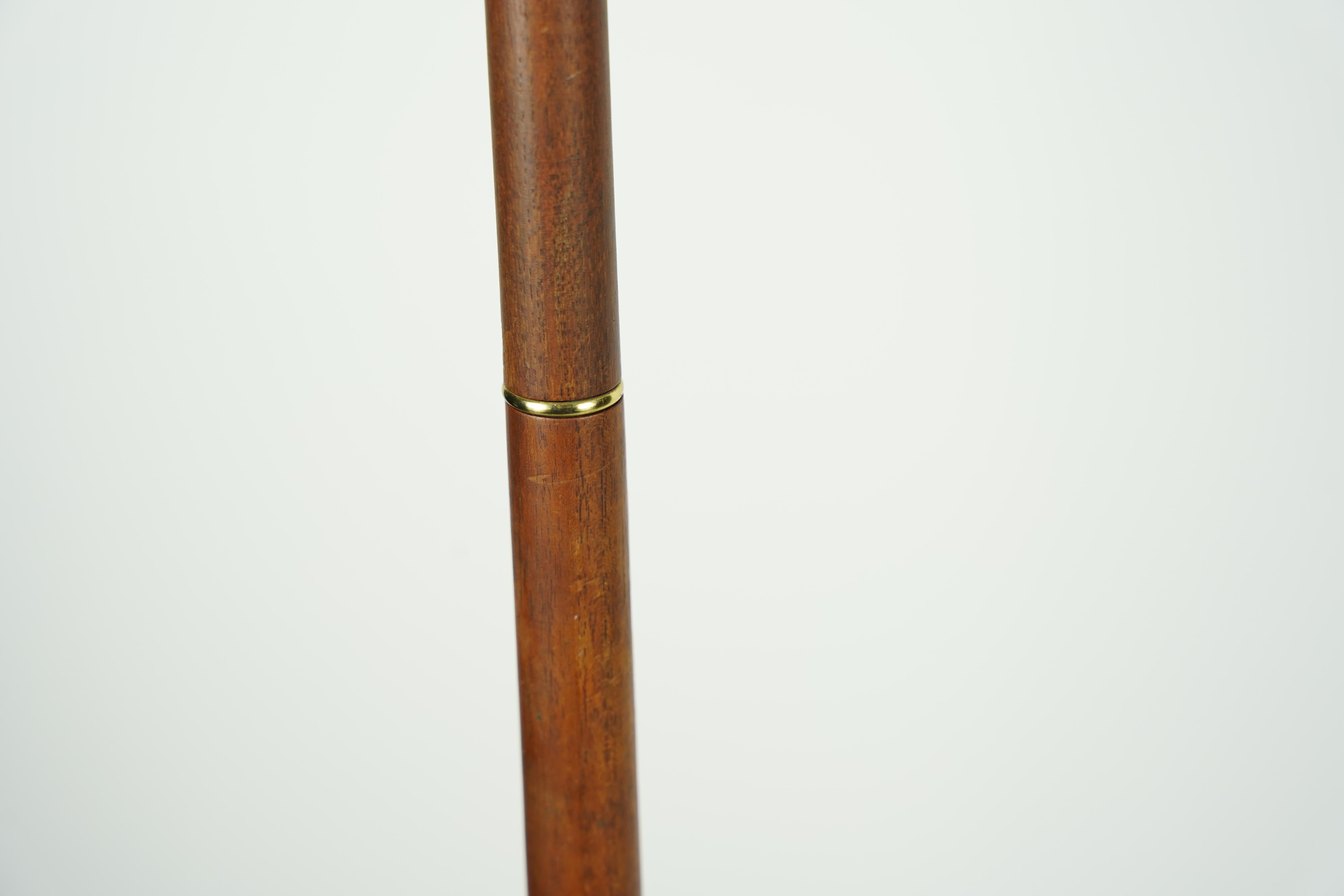 Schwedische Stehlampen aus Teakholz und Messing, Schweden 1960, Paar (Handgefertigt) im Angebot