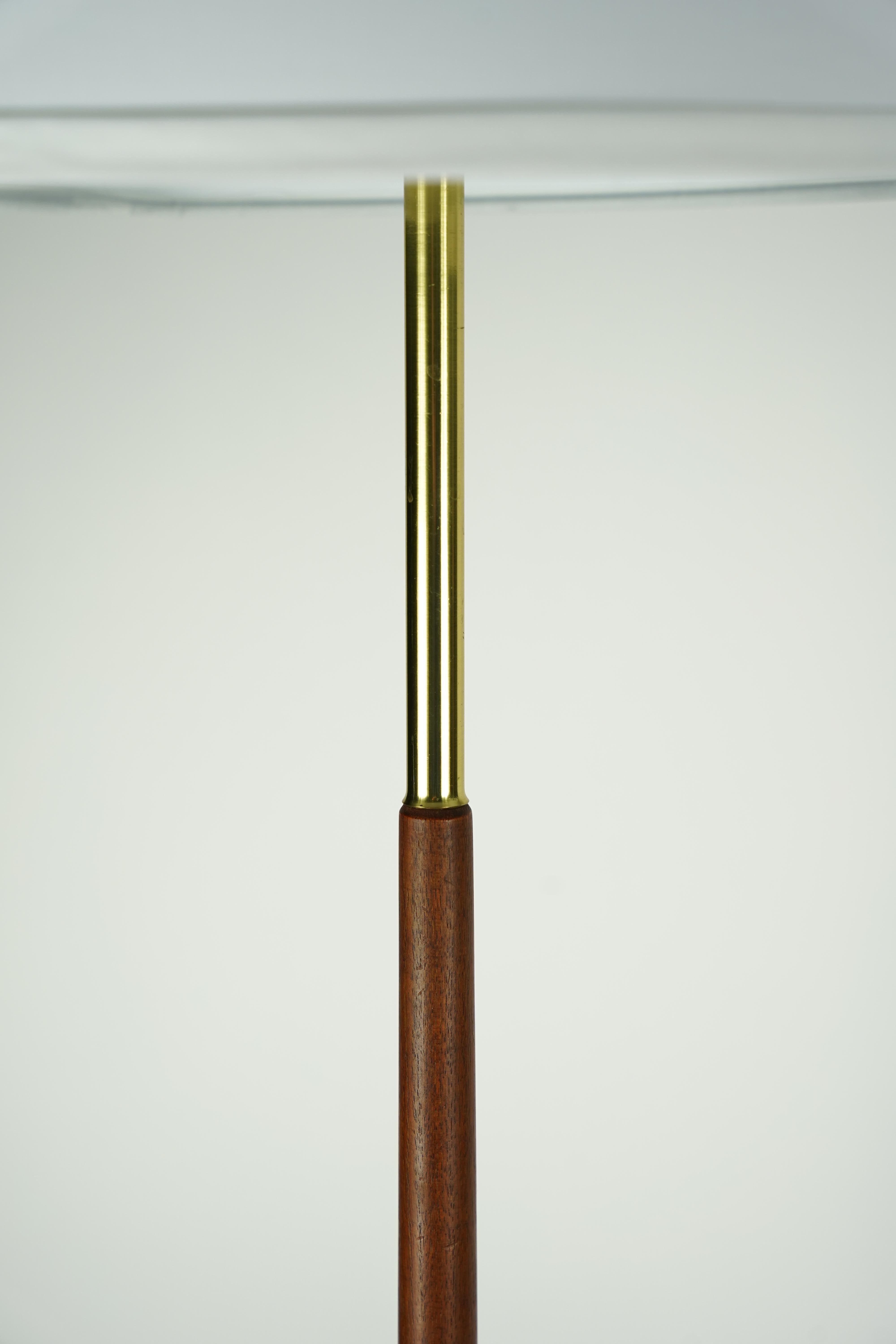 Schwedische Stehlampen aus Teakholz und Messing, Schweden 1960, Paar im Zustand „Gut“ im Angebot in Bronx, NY