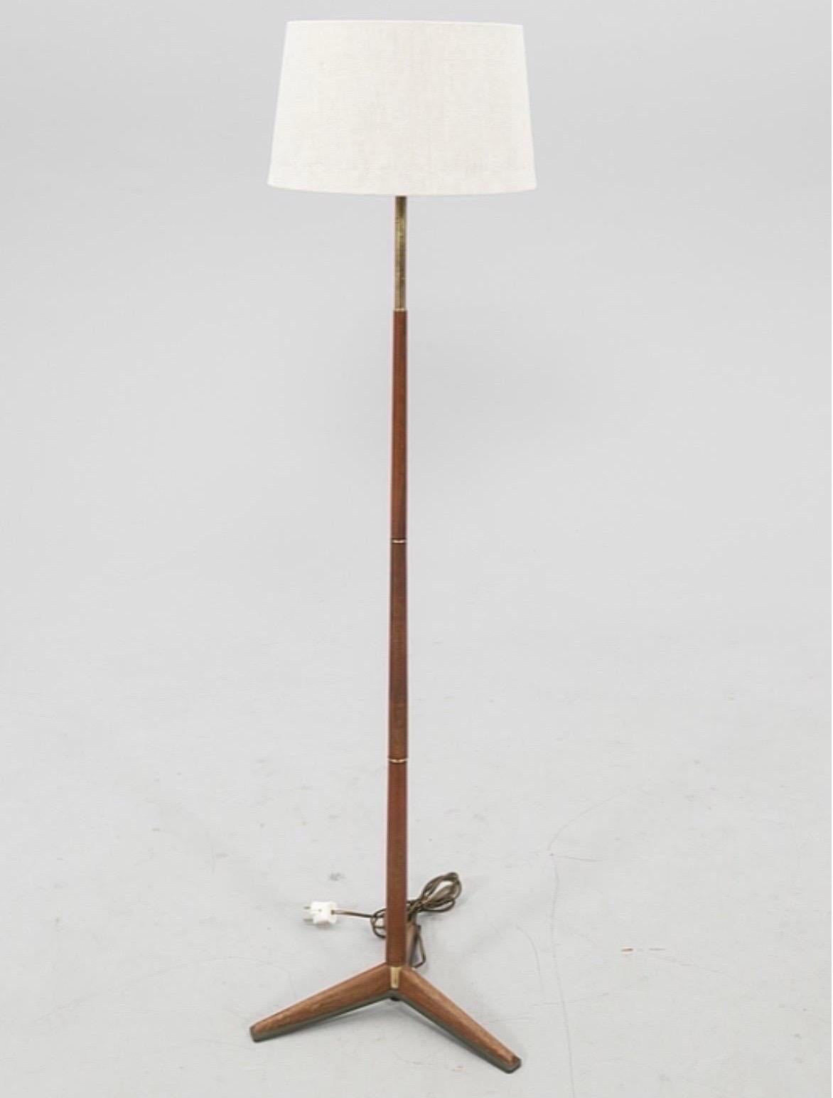 Paire de lampadaires suédois, teck et laiton, Suède 1960 Bon état - En vente à Bronx, NY