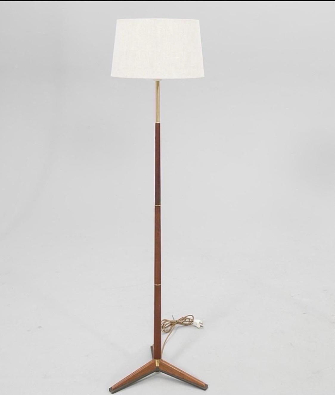20ième siècle Paire de lampadaires suédois, teck et laiton, Suède 1960 en vente